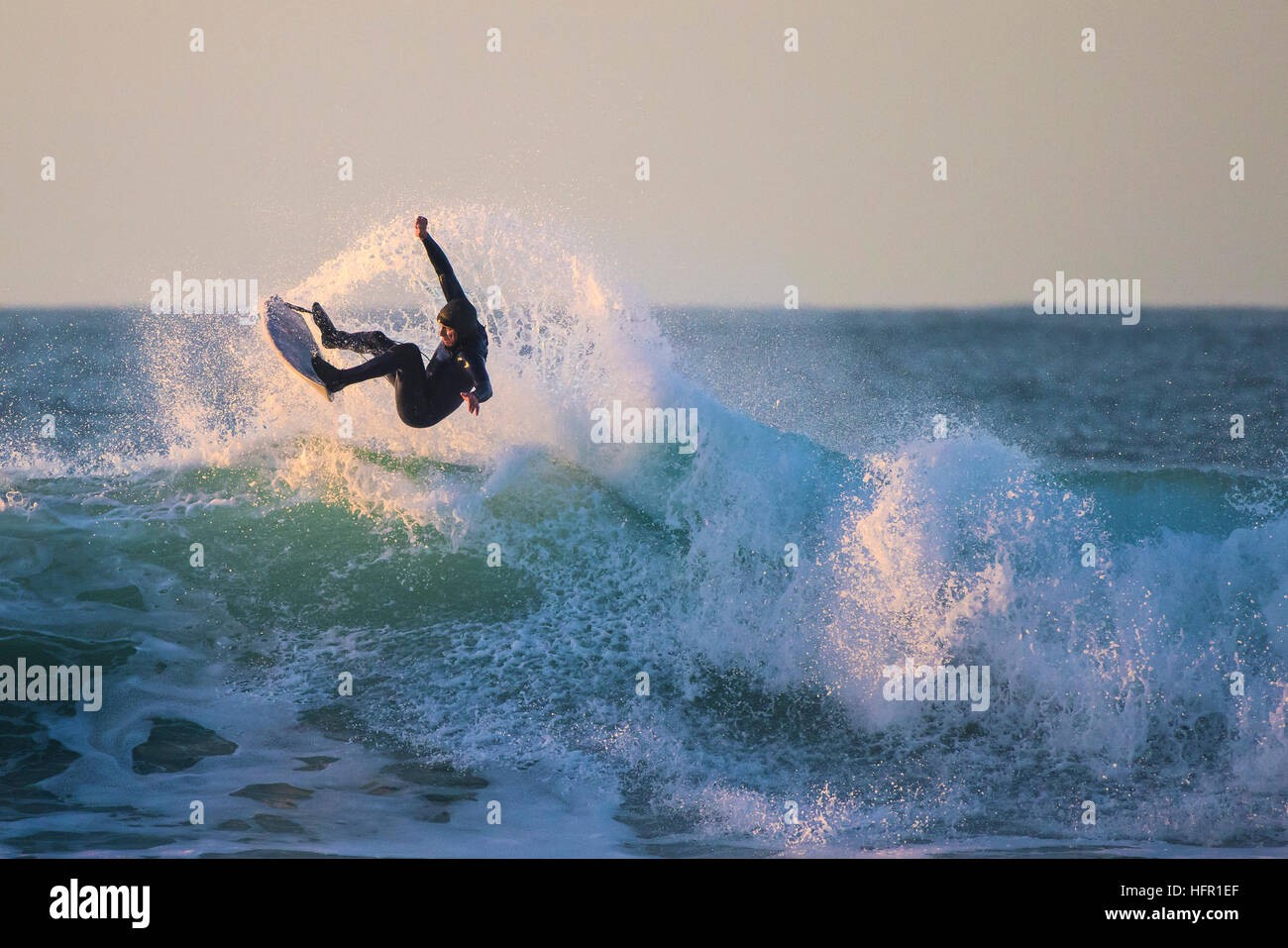 Ein Surfer in spektakulären Aktion am Fistral in Newquay, Cornwall, England. VEREINIGTES KÖNIGREICH. Stockfoto