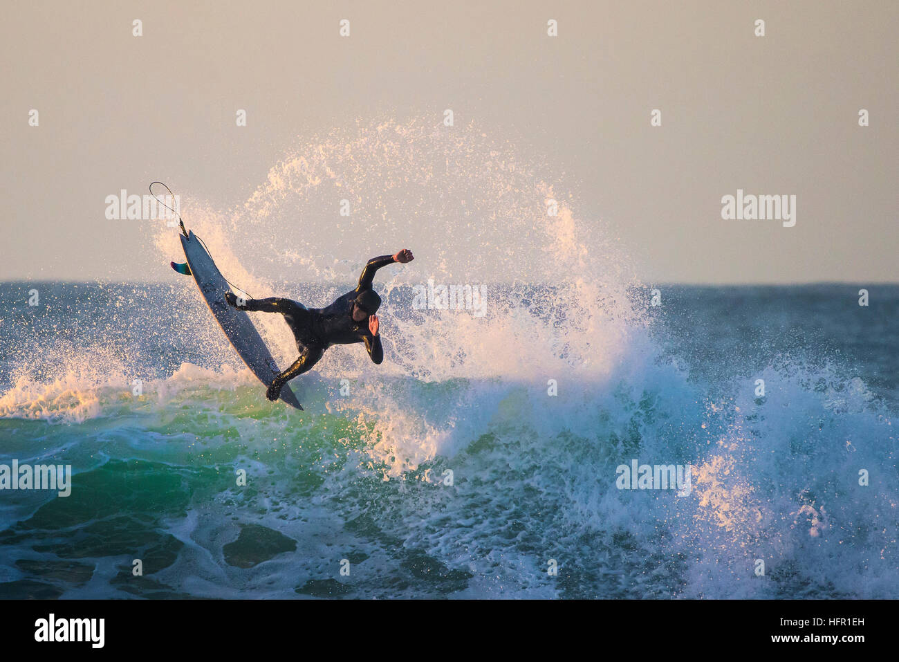 Surfen-UK.  Surfer in spektakulären Aktion am Fistral in Newquay, Cornwall, England. Stockfoto