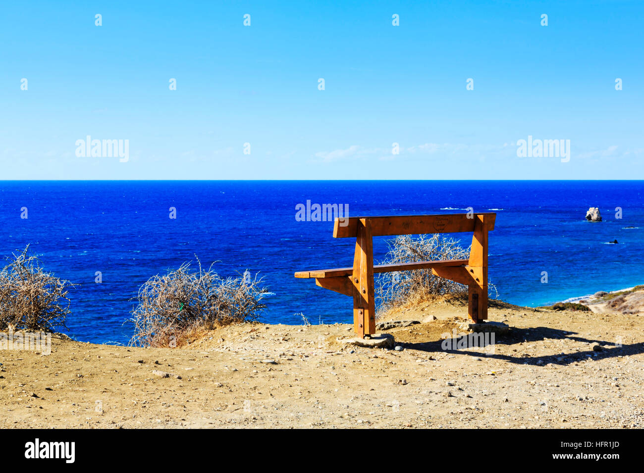 Leere Sitzbank oben auf den Klippen. Paphos, Zypern. Stockfoto