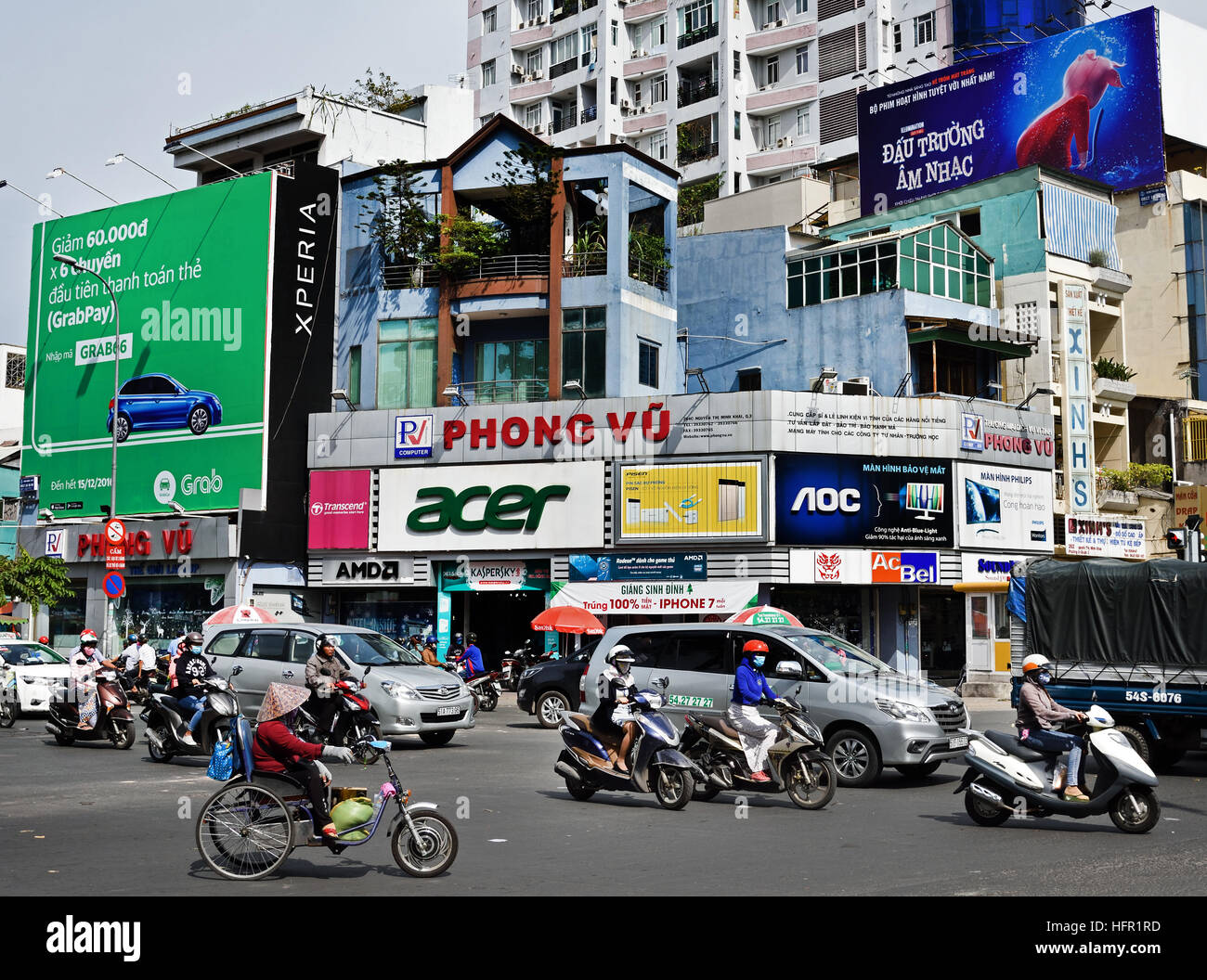 Rush Hour Pendler Auto taxis Motorroller Motorräder Pham Viet Chanh Straße - Nga Sau Cong Hoa Ho Chi Minh City (Saigon), Vietnam Stockfoto