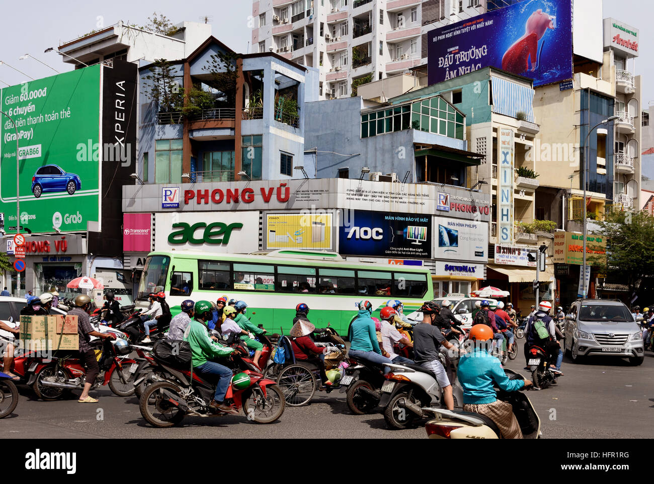 Rush Hour Pendler Auto taxis Motorroller Motorräder Pham Viet Chanh Straße - Nga Sau Cong Hoa Ho Chi Minh City (Saigon), Vietnam Stockfoto