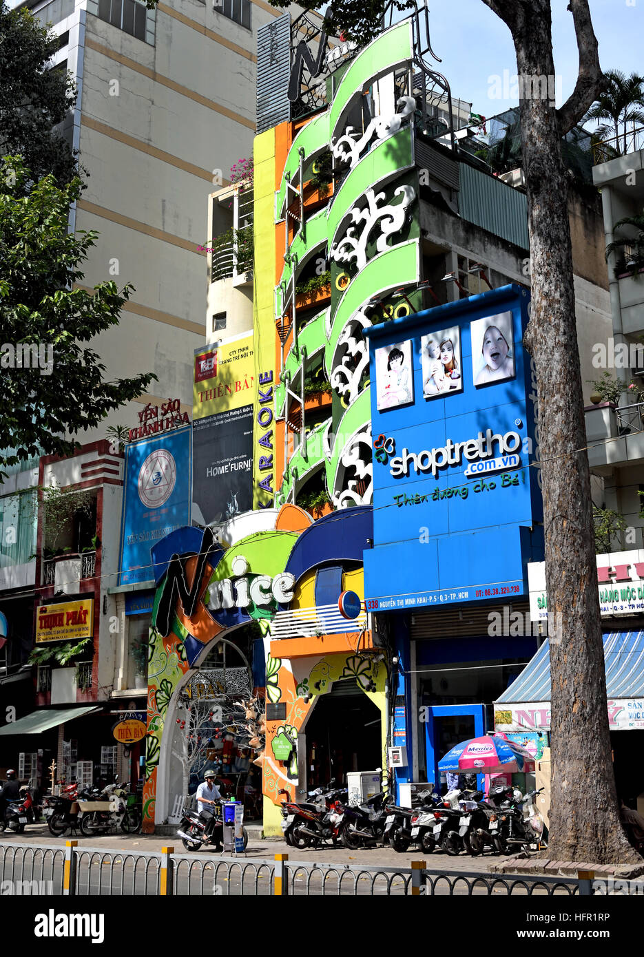 Rush Hour Pendler Auto taxis Motorroller Motorräder Pham Viet Chanh Straße - Nga Sau Cong Hoa Ho Chi Minh City (Saigon), Vietnam Stockfoto