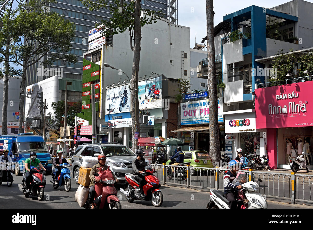 Rush Hour Pendler Auto taxis Motorroller Motorräder Pham Viet Chanh Straße - Nga Sau Cong Hoa Ho Chi Minh City (Saigon), Vietnam Stockfoto