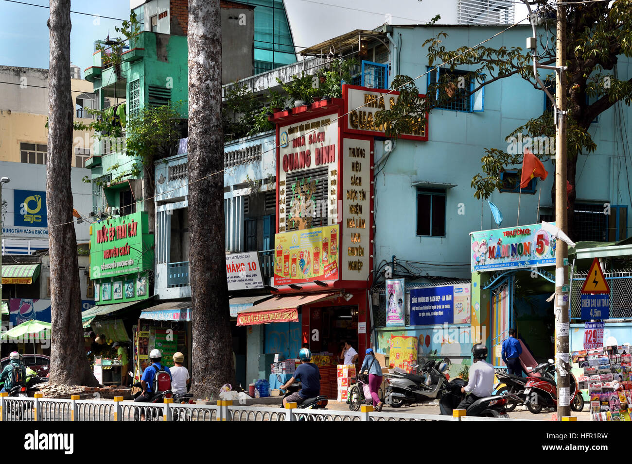 Rush Hour Pendler Auto taxis Motorroller Motorräder Pham Viet Chanh Straße - Nga Sau Cong Hoa Ho Chi Minh City (Saigon), Vietnam Stockfoto