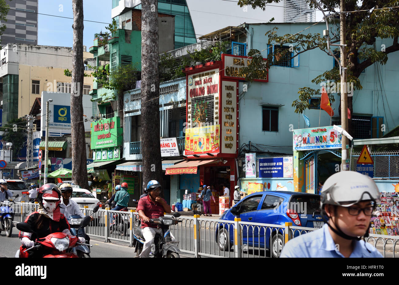 Rush Hour Pendler Auto taxis Motorroller Motorräder Pham Viet Chanh Straße - Nga Sau Cong Hoa Ho Chi Minh City (Saigon), Vietnam Stockfoto