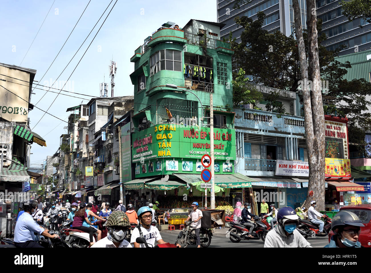 Rush Hour Pendler Auto taxis Motorroller Motorräder Pham Viet Chanh Straße - Nga Sau Cong Hoa Ho Chi Minh City (Saigon), Vietnam Stockfoto