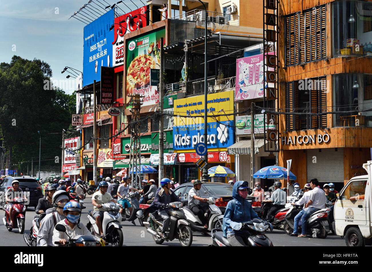 Rush Hour Pendler Auto taxis Motorroller Motorräder Pham Viet Chanh Straße - Nga Sau Cong Hoa Ho Chi Minh City (Saigon), Vietnam Stockfoto