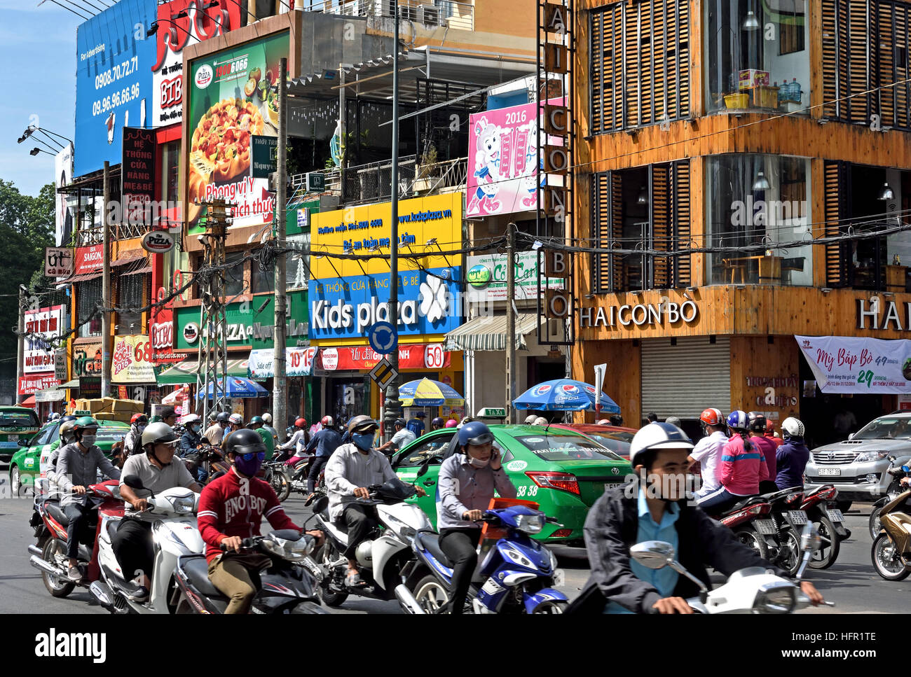 Rush Hour Pendler Auto taxis Motorroller Motorräder Pham Viet Chanh Straße - Nga Sau Cong Hoa Ho Chi Minh City (Saigon), Vietnam Stockfoto