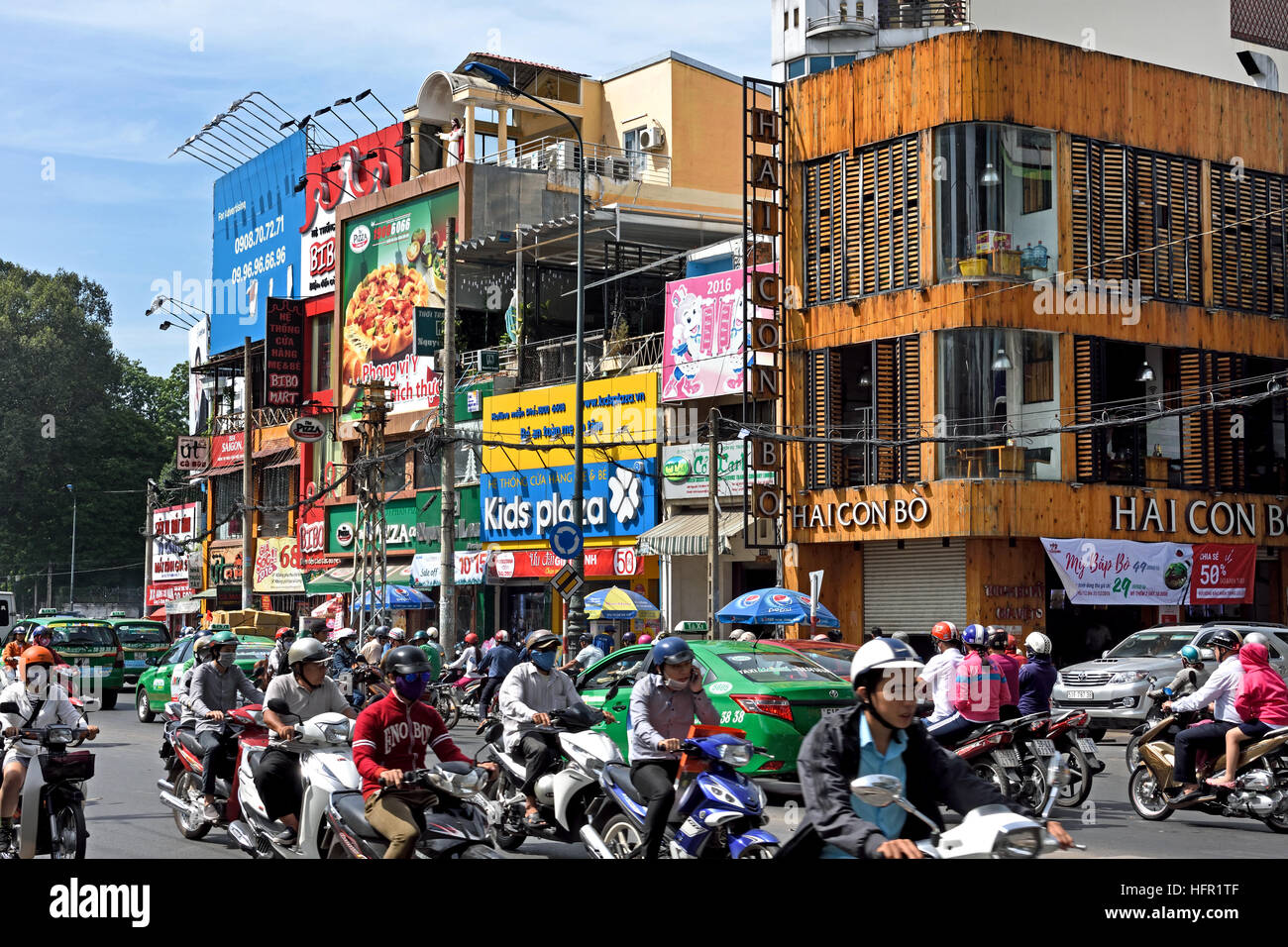 Rush Hour Pendler Auto taxis Motorroller Motorräder Pham Viet Chanh Straße - Nga Sau Cong Hoa Ho Chi Minh City (Saigon), Vietnam Stockfoto