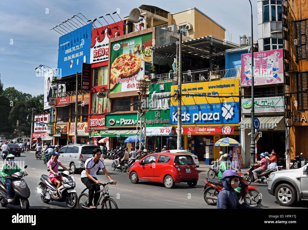 Rush Hour Pendler Auto taxis Motorroller Motorräder Pham Viet Chanh Straße - Nga Sau Cong Hoa Ho Chi Minh City (Saigon), Vietnam Stockfoto