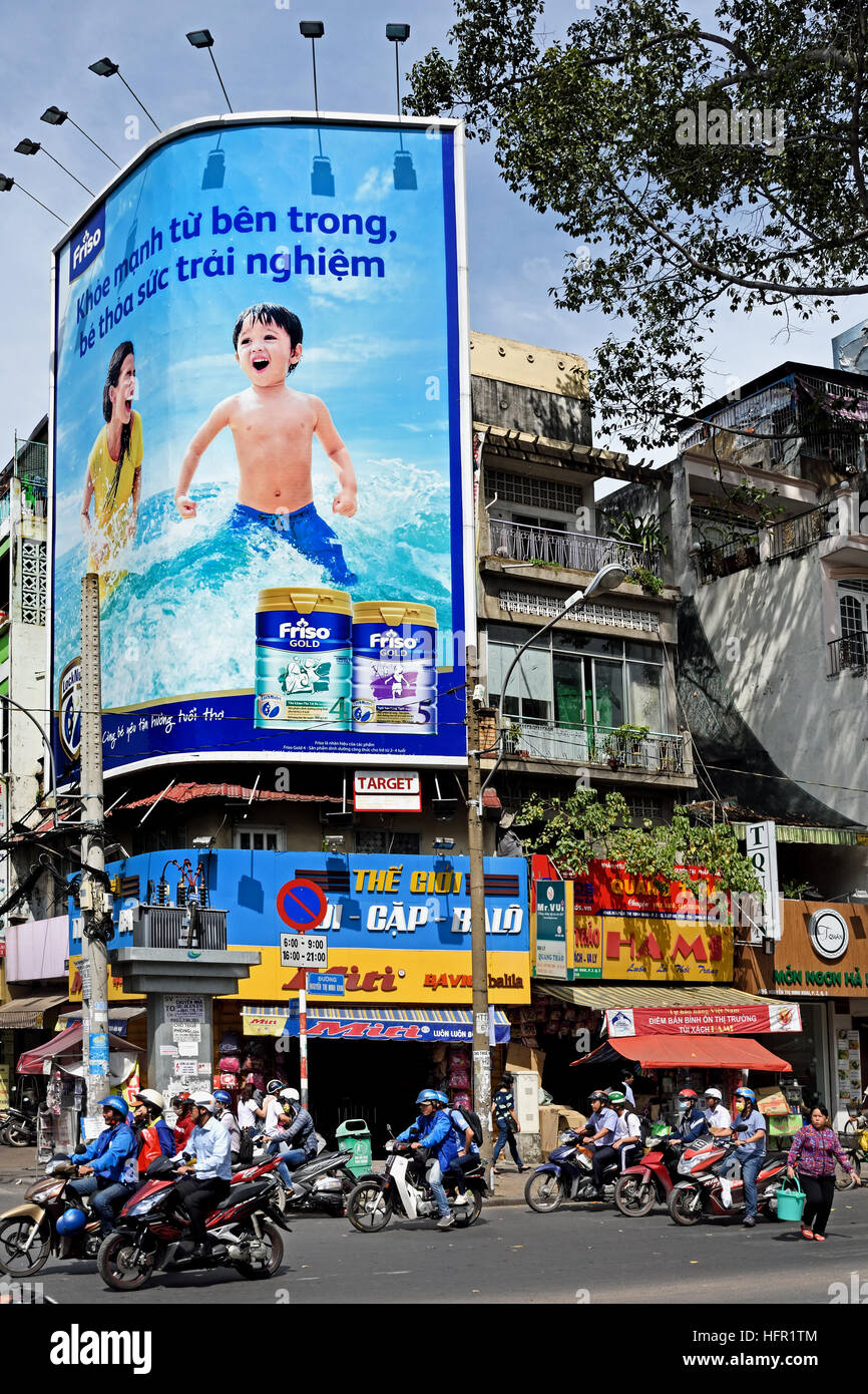 Rush Hour Pendler Auto taxis Motorroller Motorräder Pham Viet Chanh Straße - Nga Sau Cong Hoa Ho Chi Minh City (Saigon), Vietnam Stockfoto