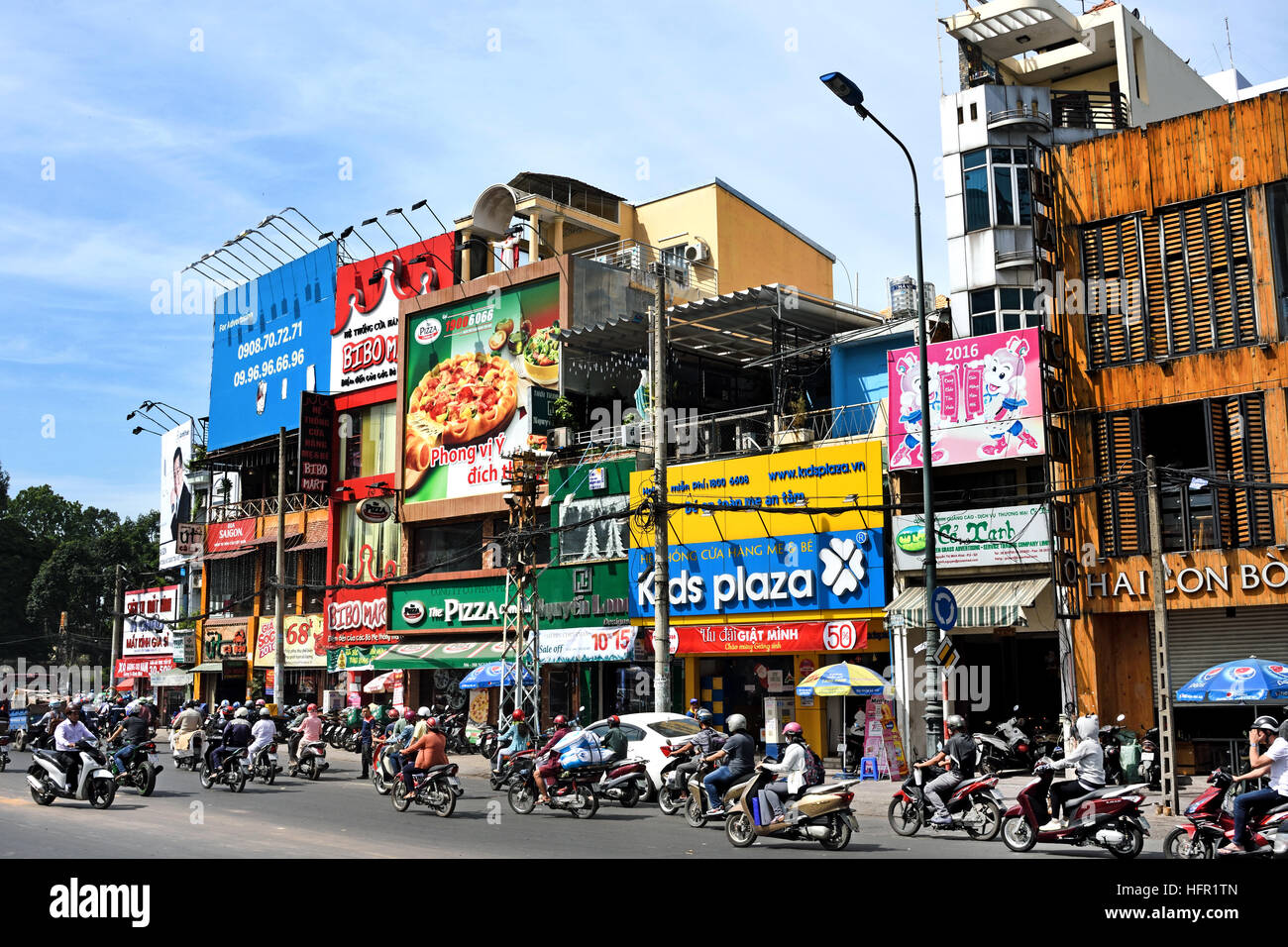 Rush Hour Pendler Auto taxis Motorroller Motorräder Pham Viet Chanh Straße - Nga Sau Cong Hoa Ho Chi Minh City (Saigon), Vietnam Stockfoto