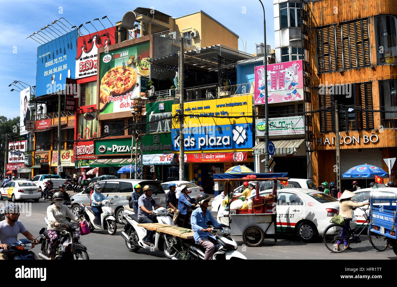 Rush Hour Pendler Auto taxis Motorroller Motorräder Pham Viet Chanh Straße - Nga Sau Cong Hoa Ho Chi Minh City (Saigon), Vietnam Stockfoto