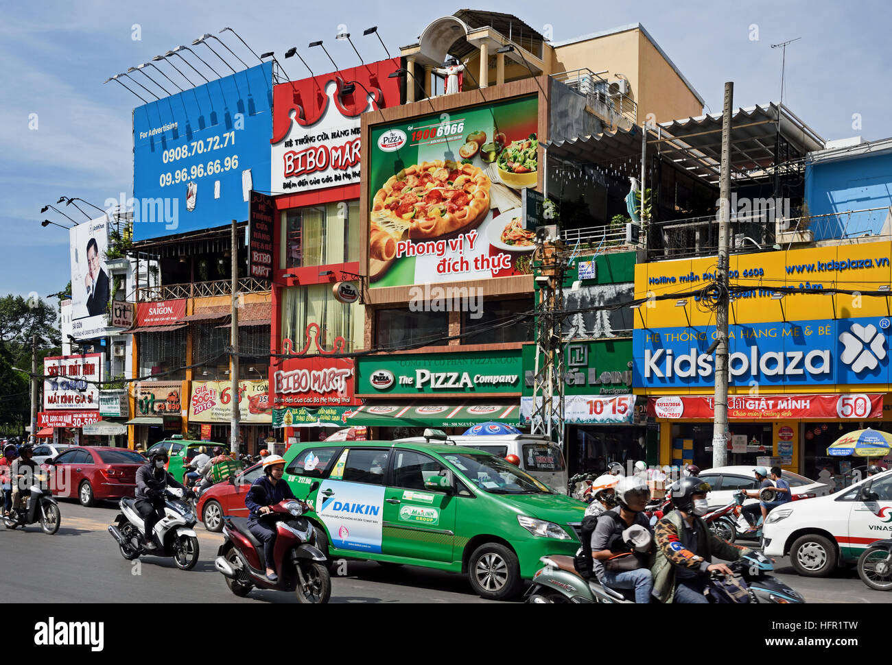 Rush Hour Pendler Auto taxis Motorroller Motorräder Pham Viet Chanh Straße - Nga Sau Cong Hoa Ho Chi Minh City (Saigon), Vietnam Stockfoto