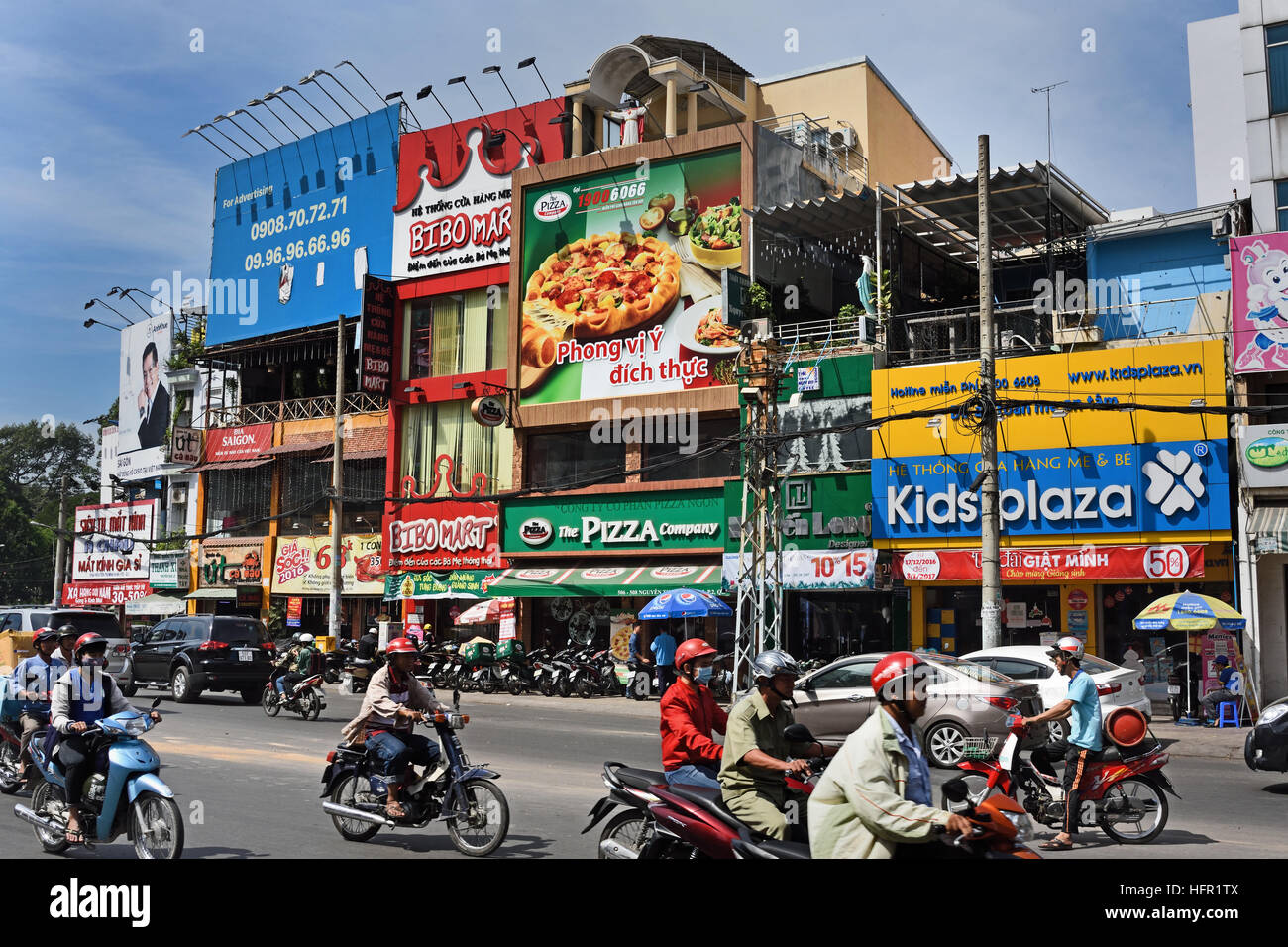Rush Hour Pendler Auto taxis Motorroller Motorräder Pham Viet Chanh Straße - Nga Sau Cong Hoa Ho Chi Minh City (Saigon), Vietnam Stockfoto