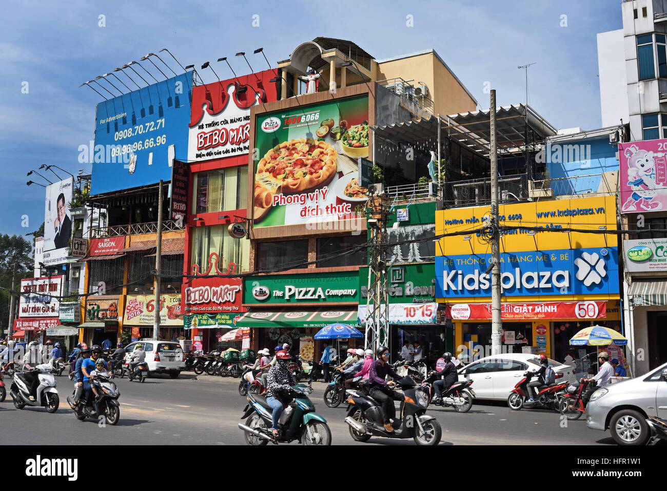 Rush Hour Pendler Auto taxis Motorroller Motorräder Pham Viet Chanh Straße - Nga Sau Cong Hoa Ho Chi Minh City (Saigon), Vietnam Stockfoto