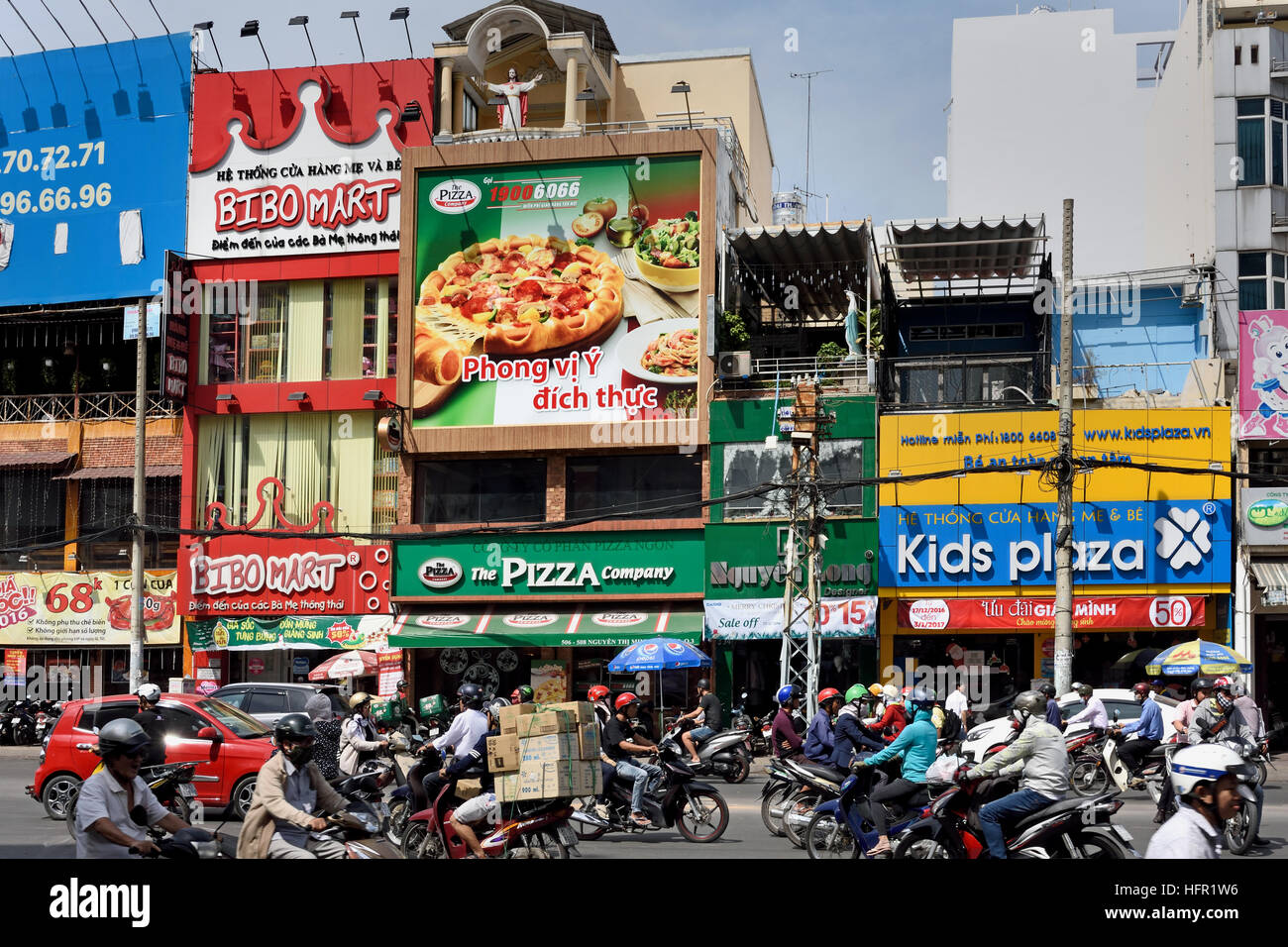 Rush Hour Pendler Auto taxis Motorroller Motorräder Pham Viet Chanh Straße - Nga Sau Cong Hoa Ho Chi Minh City (Saigon), Vietnam Stockfoto