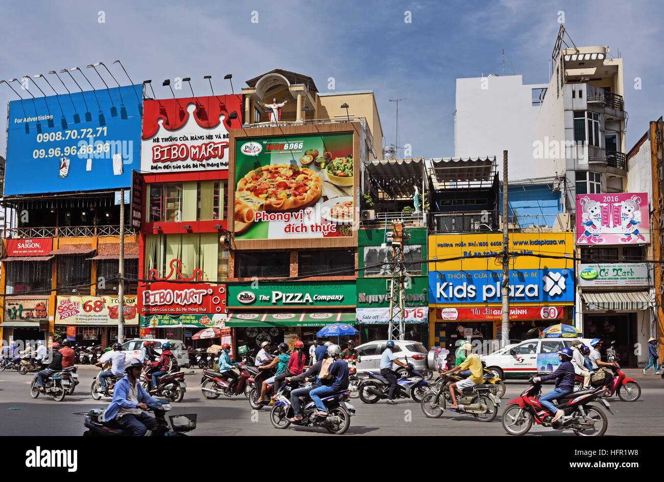 Rush Hour Pendler Auto taxis Motorroller Motorräder Pham Viet Chanh Straße - Nga Sau Cong Hoa Ho Chi Minh City (Saigon), Vietnam Stockfoto