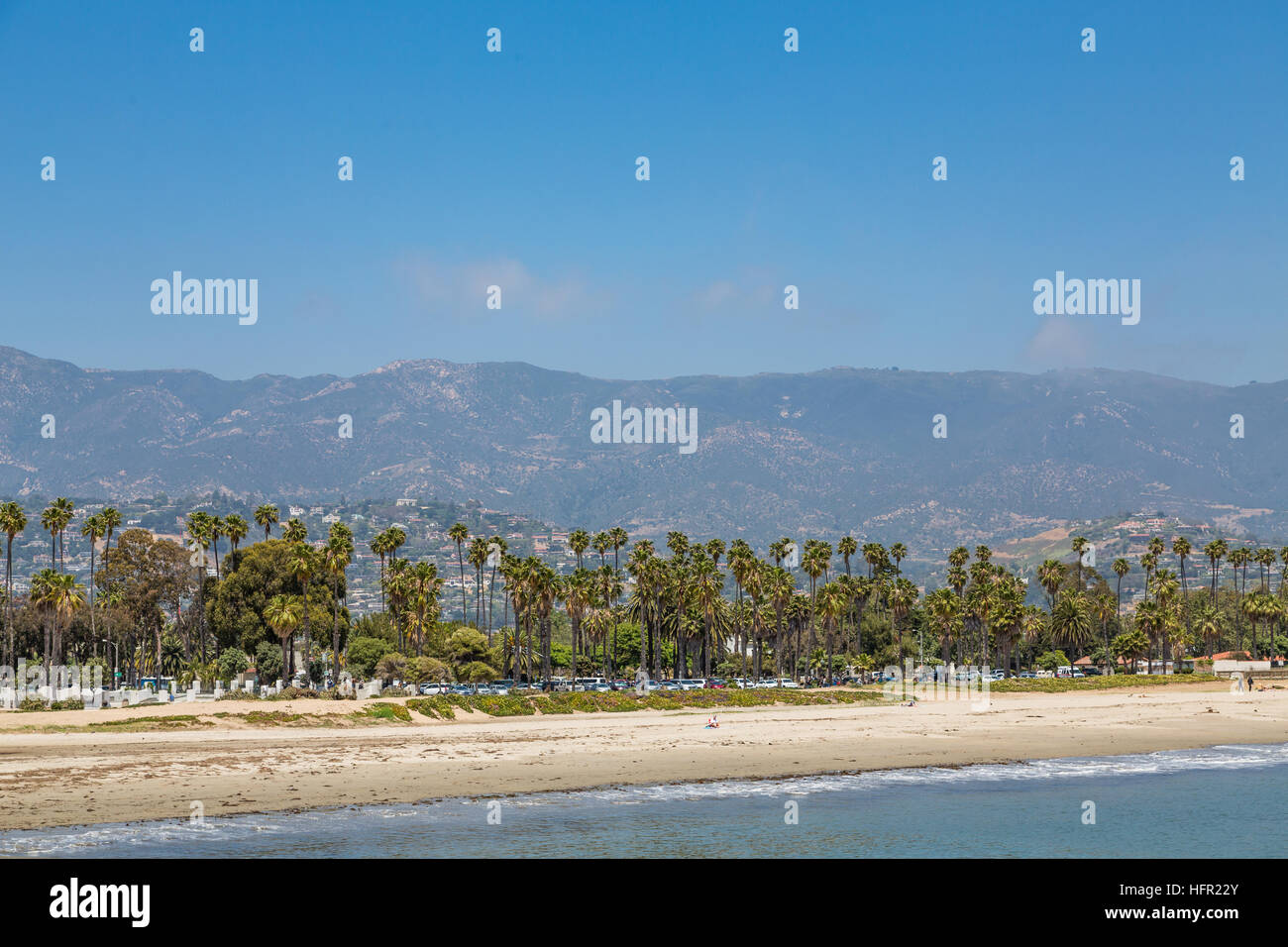 Strand, Palmen und Berge in Santa Barbara in Kalifornien Stockfoto