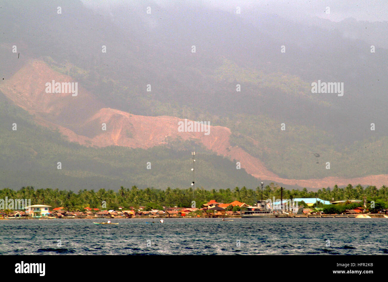 060220-N-4772B-233 Cabalian Bay, Republik der Philippinen (20. Februar 2006) Ð Ortsbild des massiven 17 Februar Erdrutsch wie gesehen von einem 11 Meter steifen Rumpf aufblasbaren Boot (RHIB) bereitgestellt von den amphibischen dock Landungsschiff USS Harpers Ferry (LSD-49). Teams wurden eingesetzt, um einen Strand landen Umfrage des Bereichs in der Vorbereitung von größeren Anlagen Bereitstellungen vom Schiff durchzuführen. Harpers Ferry und die amphibischen Angriff Schiff USS Essex (LHD-2) bieten humanitären Hilfe für die Opfer in der Gemeinde Saint-Bernard wo die Stadt Guinsahugon befindet sich im südlichen Teil des i Stockfoto