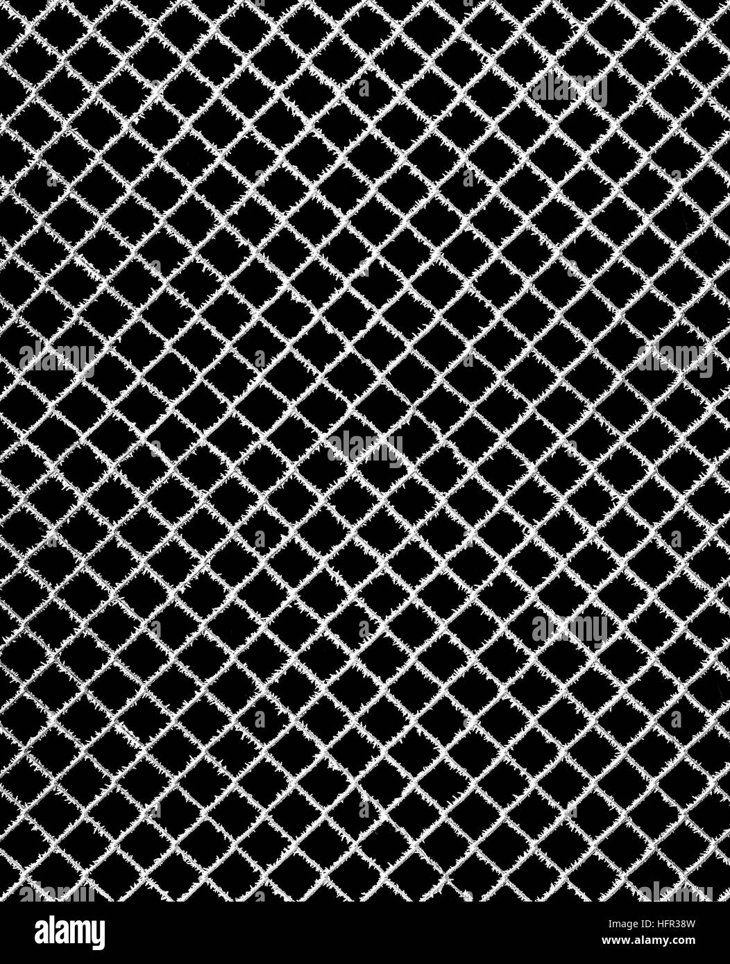 Metall-net fallenden Kristalle von Eis Rauhreif, auf schwarzem Hintergrund isoliert Stockfoto