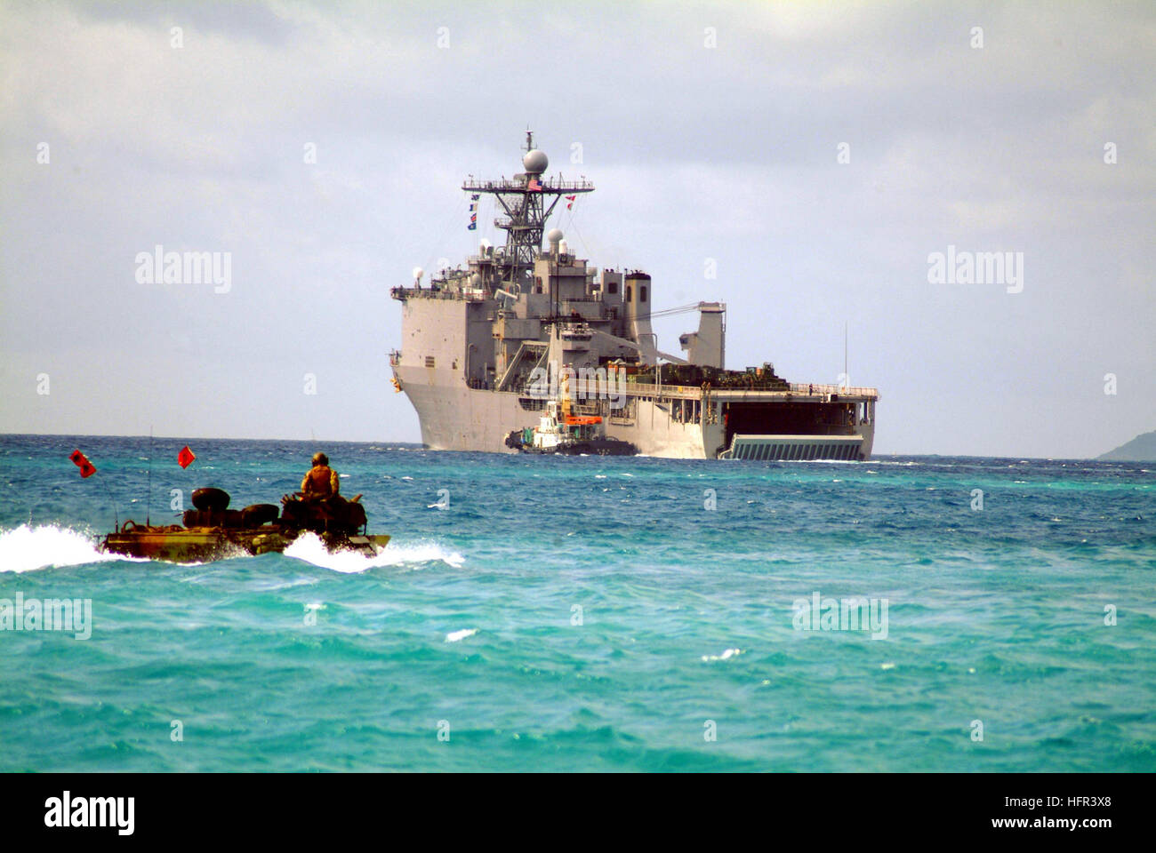 060322-N-4772B-050 Sea Of Japan (22. März 2006) - Ansätze einer amphibischen Angriff Fahrzeug (AAV) zugewiesen, 31. Marine Expeditionary Unit (MEU) gut Deck des amphibischen Dock Landungsschiff USS Harpers Ferry (LSD-49). Harpers Ferry, geladen mit amphibischen Angriff Schiff USS Essex (LHD-2) Elemente von der 31. Marine Expeditionary Unit (MEU) am White Beach, Okinawa, als Teil der Feder Patrol für Essex amphibische bereit Gruppe (ARG). Foto: U.S. Navy Journalist 2. Klasse Brian P. Biller (freigegeben) US Navy 060322-N-4772B-050 eine Amphibious Assault Fahrzeug (AAV) zugeordnet Stockfoto