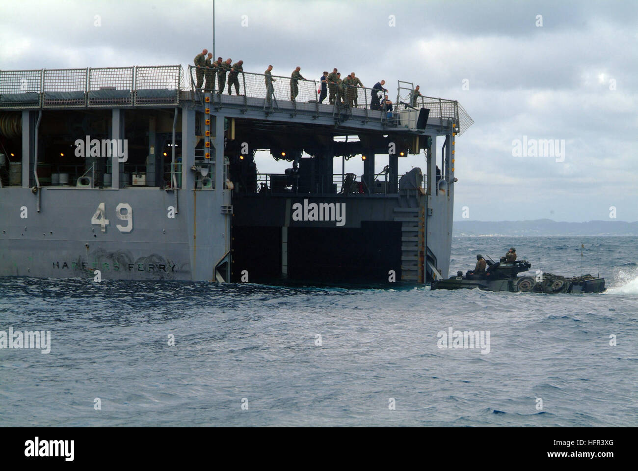 060322-N-4772B-111 Sea Of Japan (22. März 2006) - bereitet eine Amphibious Assault Fahrzeug (AAV) zugewiesen, 31. Marine Expeditionary Unit (MEU) gut Deck des amphibischen Dock Landungsschiff USS Harpers Ferry (LSD 49) eingeben. Harpers Ferry, geladen mit amphibischen Angriff Schiff USS Essex (LHD-2) Elemente von der 31. Marine Expeditionary Unit (MEU) am White Beach, Okinawa, als Teil der Feder Patrol für Essex amphibische bereit Gruppe (ARG). Foto: U.S. Navy Journalist 2. Klasse Brian P. Biller (freigegeben) US Navy 060322-N-4772B-111 eine Amphibious Assault Fahrzeug (AAV)-Assi Stockfoto