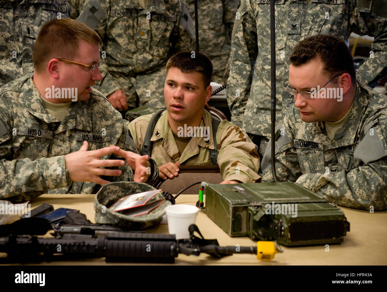 100331-N-6932B-472 FORT JACKSON, S.C. (31. März 2010) Segler teilnehmen, in der Ausbildung während des US-Navy individuelle Augmentee Combat Training Kurs in Fort Jackson, S.C. Die dreiwöchige Ausbildung soll ausstatten, ausrüsten und Segler für ihre bevorstehende Einsätze zur Ergänzung der Truppen im Irak, Afghanistan, Kuwait und am Horn von Afrika (Dschibuti) vorbereiten. (Foto: U.S. Navy Mass Communication Specialist 1. Klasse R. Jason Brunson/freigegeben) US Navy 100331-N-6932B-472-Segler teilnehmen, in der Ausbildung während des US-Navy individuelle Augmentee Combat Training Kurs in Fort Jackson, S. Stockfoto