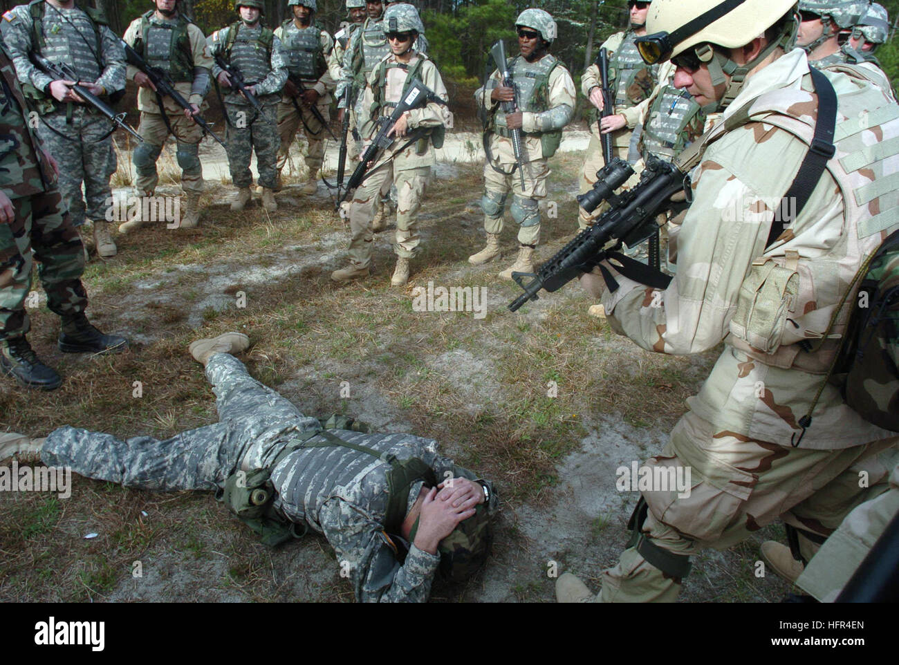 Fort Jackson, S.C. (5. April 2006) A Sailor nimmt Steuern und begreift eine andere Segler, die als ein Aufständischer individuelle Augmentee Combat Training Laufe der Marine in Fort Jackson, S.C. Der schnelllebigen, zwei-Wochen-Kurs ist von Armee-Bohrgerät-Sergeants angewiesen und zur Verfügung Segler für grundlegende Bekämpfung Überlebenstechniken vor bereitgestellt wird, als einzelne Stabsverstärkungskräften meist auf das US Central Command Aortendiss US Navy-Foto von JO1(SW) Jackey Bratt US Navy 060405-N-4097B-018 A Seemann übernimmt die Kontrolle und begreift eine andere Segler handeln als ein Aufständischer während der Marine individuelle Augmente Stockfoto