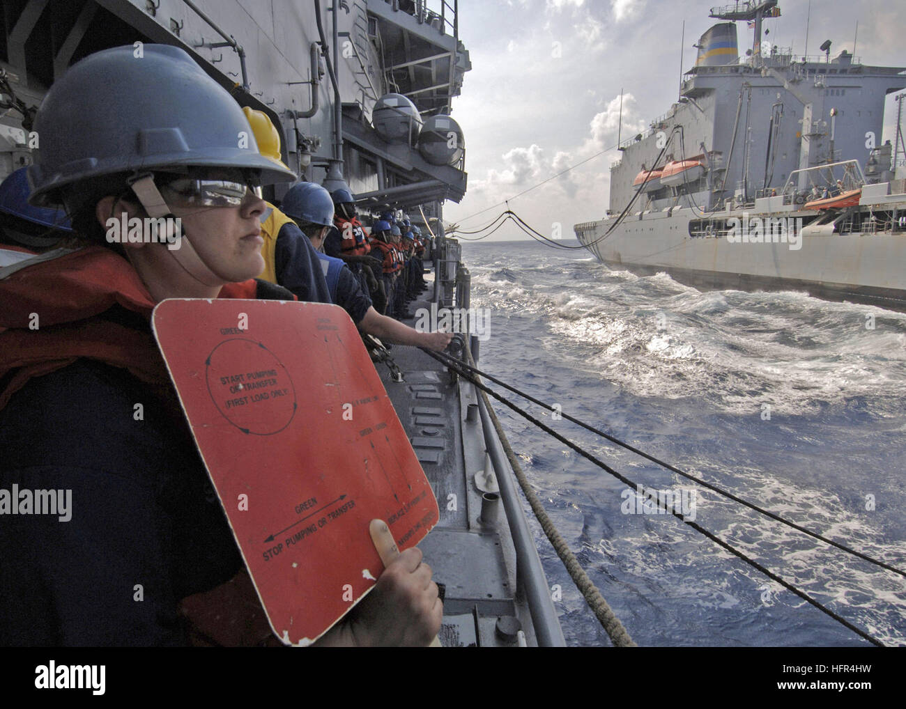 060407-N-1045B-005-Atlantik (7. April 2006) - Segler stehen bereit, um eine Diesel-Kraftstoffleitung aus der Military Sealift Command (MSC) im Gange erhalten Nachschub Öler USNS Kanawha (T-AO 196) während einer laufenden Nachschub an Bord der Ticonderoga-Klasse geführte Flugkörper Kreuzer USS Monterey (CG-61). Monterey ist Bestandteil der George Washington Carrier Strike Group Partnerschaft von Nord-und Südamerika, eine maritime Ausbildung und Bereitschaft Einsatz von der US Naval Forces mit karibischen und lateinamerikanischen Ländern zur Unterstützung der Ziele des US Southern Command (SOUTHCOM) für verbesserte mari Stockfoto