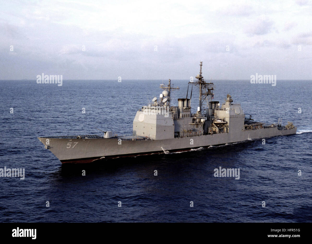 Lenkflugkörper Kreuzer der Ticonderoga-Klasse USS LAKE CHAMPLAIN (CG-57) ist derzeit auf Einsatz im Südchinesischen Meer als Teil der Kampfgruppe der USS NIMITZ CVN 68 zur Unterstützung der Operation Southern Watch. USS Lake Champlain (CG-57) 1997 Stockfoto