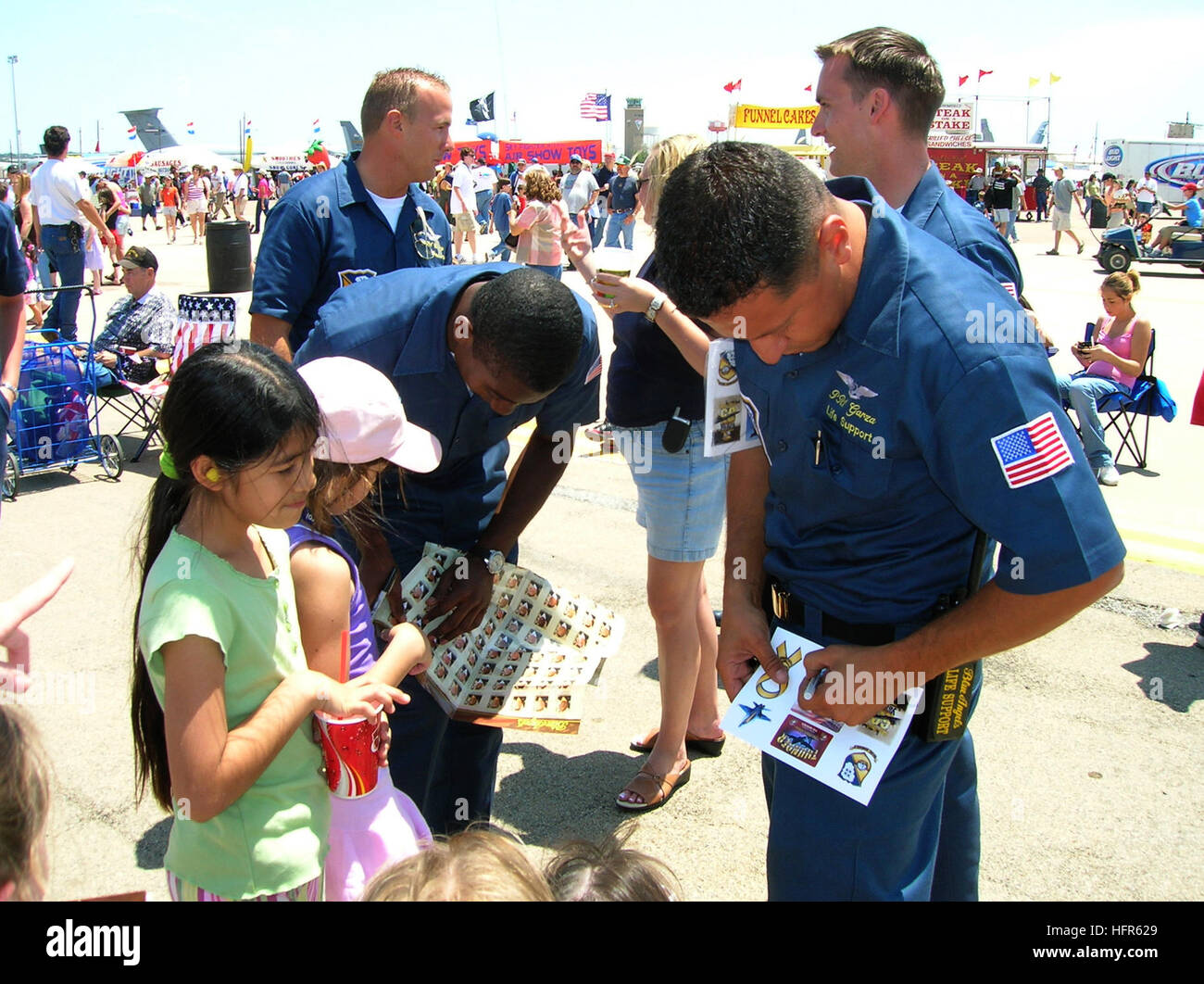 060514-N-8374E-003 Fort Worth, Texas (14. Mai 2006) - eingetragene Mitglieder der Blue Angels Team Autogramm Erinnerungsstücke für begeisterte junge Fans am Texas Thunder Air Show 2006 in Fort Worth Naval Air Station gemeinsame Reserve Base (NAS JRB) statt. Die Airshow Headliner durch die NavyÕs Flight Demonstration Team, die Blue Angels, rundete eine Reihe von Community-Events für Marine Woche Dallas.  Ähnliche Marine-Wochen sind in diesem Jahr in Städten in den Vereinigten Staaten, angeordnet durch die Marine Büro der Community Outreach (NAVCO) geplant.  Foto: U.S. Navy Chief Journalistin Maria R. Escamilla (freigegeben) uns Na Stockfoto
