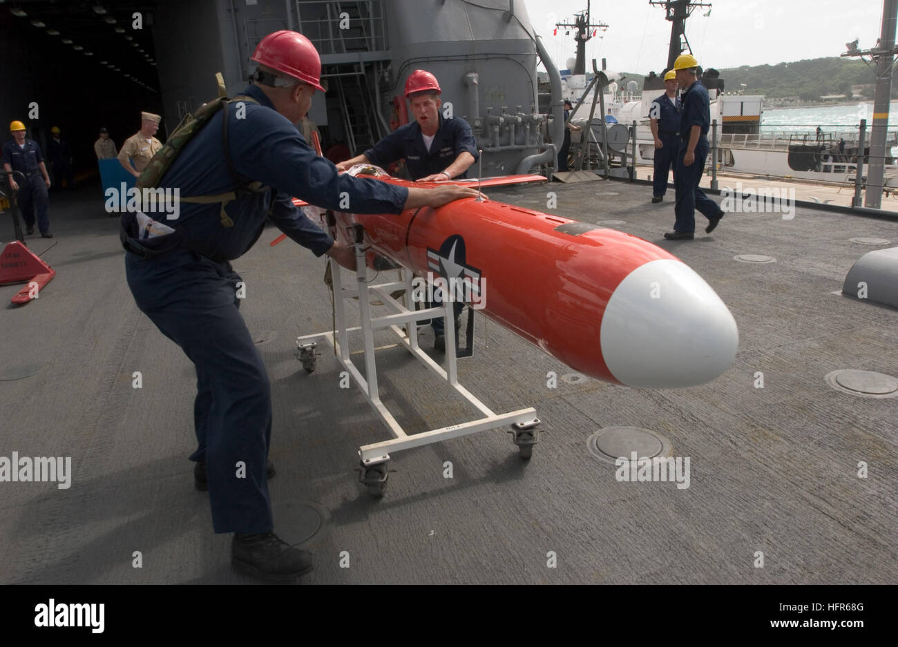 060519-N-9851B-002 Okinawa, Japan (19. Mai 2006) - Aviation Equipment Supporttechniker 3. Klasse Antonio Williams, links und Lagerhalter Seemann Brian Browning schieben eine BQM-74E-aerial Target-Drohne auf dem Deck des amphibischen Dock Landungsschiff USS Tortuga (LSD-46). Tortuga ist derzeit im Hafen von Commander Flotte Aktivitäten Okinawa während Südostasien Zusammenarbeit gegen den Terrorismus (SEACAT) Übungen zu unterstützen. SEACAT ist eine Szenario-basierte Übung mit der US-Marine bei der Verfolgung und einsteigen in simulierten Schurken Handelsschiffe die Flotten der verschiedenen Südostasiatischer Nationen tätig. Foto: U.S. Navy Stockfoto