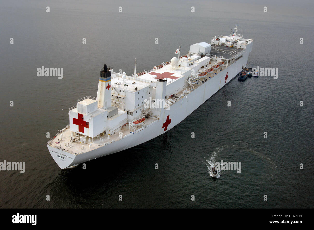 060523-N-6501M-002 Manila, Philippinen (23. Mai 2006) Ð The Military Sealift Command (MSC) Lazarettschiff USNS Mercy (T-AH 19) sitzt vor der Küste der philippinischen Hauptstadt Manila verankert. MercyÕs drei Tage Anlaufhafen enthalten mehrere Treffen mit Host Nation Beamten und Mitarbeiter und Besatzung des Schiffes. Führungen durch das Schiff medizinische Einrichtungen wurden auch Presse und Familie Mitglieder der Besatzung, angeboten, die im Großraum Manila Leben. Barmherzigkeit ist eine fünfmonatige humanitären Einsatz in Süd- und Südost-Asien und den Pazifik-Inseln führen. Die medizinische Crew an Bord der Barmherzigkeit wird Gen bieten. Stockfoto