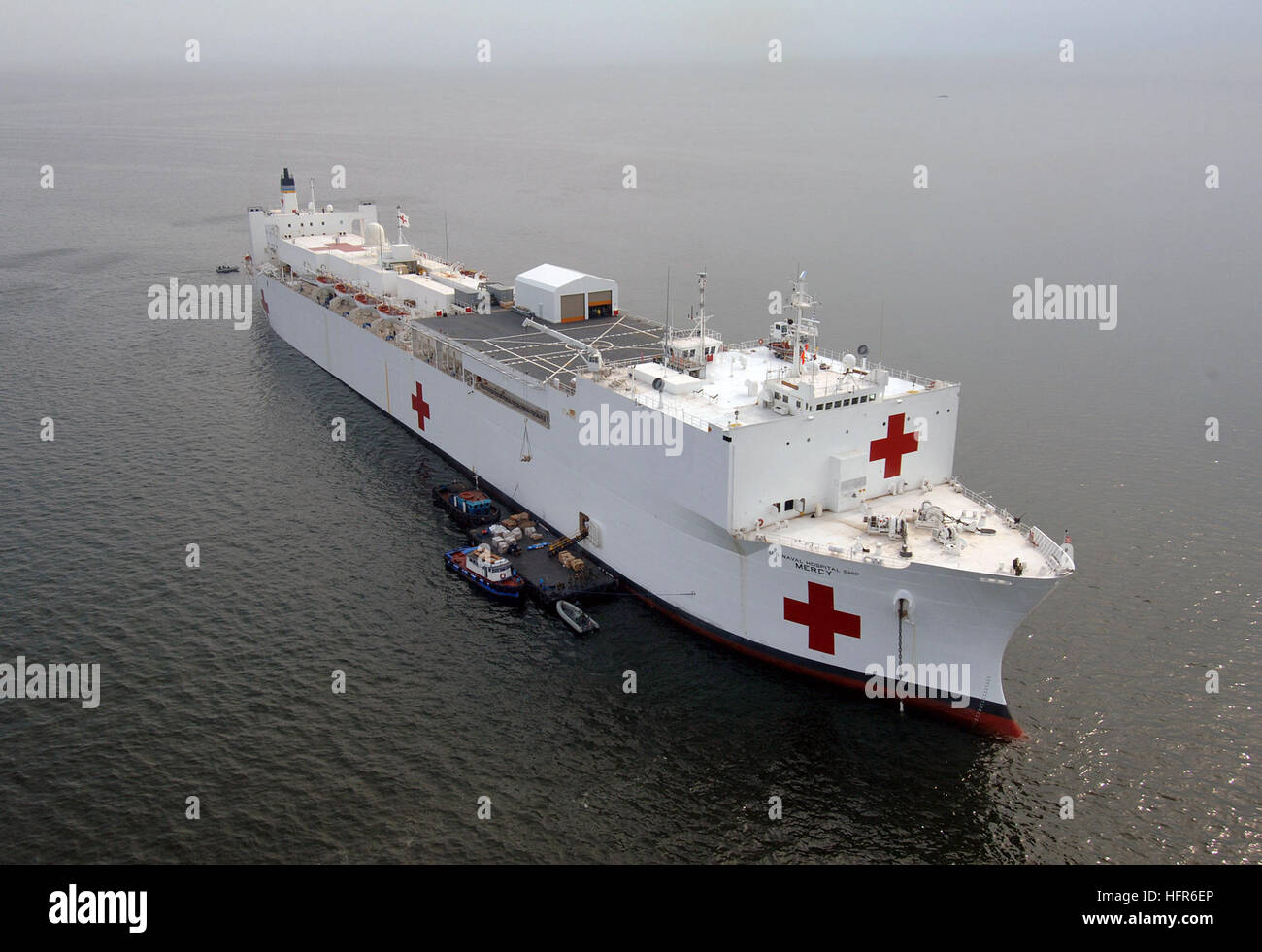 060523-N-6501M-004 Manila, Philippinen (23. Mai 2006) Ð The Military Sealift Command (MSC) Lazarettschiff USNS Mercy (T-AH 19) sitzt vor der Küste der philippinischen Hauptstadt Manila verankert. MercyÕs drei Tage Anlaufhafen enthalten mehrere Treffen mit Host Nation Beamten und Mitarbeiter und Besatzung des Schiffes. Führungen durch das Schiff medizinische Einrichtungen wurden auch Presse und Familie Mitglieder der Besatzung, angeboten, die im Großraum Manila Leben. Barmherzigkeit ist eine fünfmonatige humanitären Einsatz in Süd- und Südost-Asien und den Pazifik-Inseln führen. Die medizinische Crew an Bord der Barmherzigkeit wird gen bieten. Stockfoto