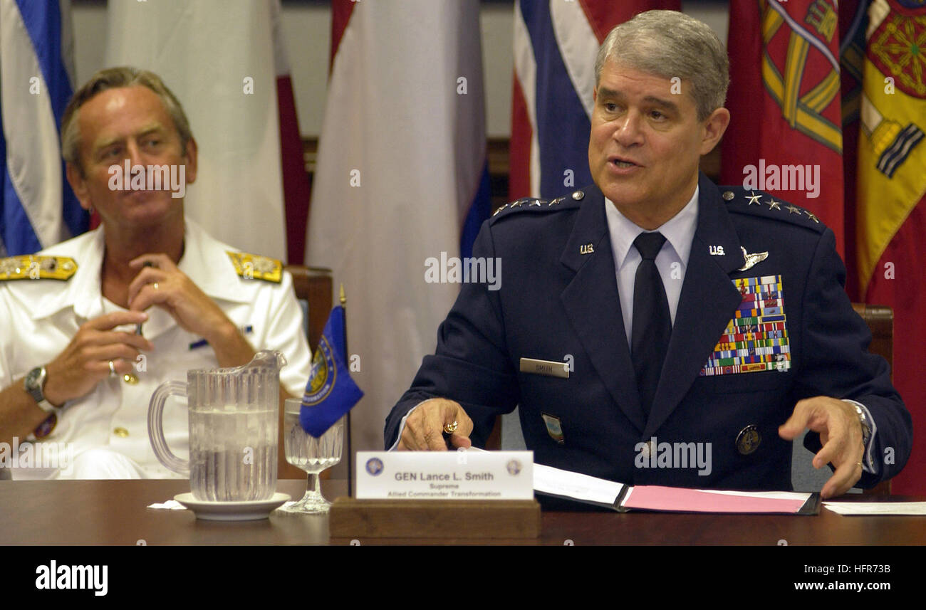 060531-N-1831S-083 Norfolk, Virginia (31. Mai 2006) - Zeichen der US Air Force General Lance L. Smith, der NATO Supreme Allied Commander Transformation, ein Memorandum of Understanding für die Schaffung einer neuen kombiniert gemeinsame Aktionen von Meer (CJOS) Center of Excellence (COE). Das COE hilft NATO Allied Command Transformation (ACT) mit seiner Mission, die militärischen Fähigkeiten der NATO zu verwandeln, indem man NATO Seestreitkräfte schneller und präziser in seinen Betrieb, so dass das Militär mehr Möglichkeiten in den frühen Stadien einer Krise haben. Foto: U.S. Navy des Fotografen Mate Airman Apprent Stockfoto