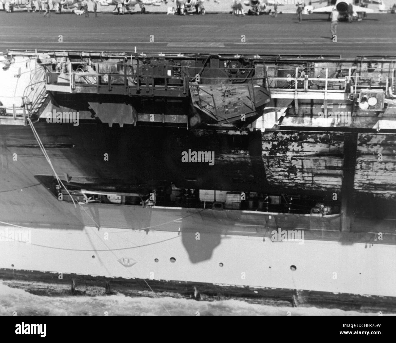 Ein Blick Auf Schaden Die Durch Den Flugzeugtrager Uss John F Kennedy Cv 67 Wenn Es Mit Dem Lenkflugkorper Kreuzer Uss Belknap Cg 26 Bei Nacht Eingriffen Am 22 November 1975 Kollidierte Uss Jfk