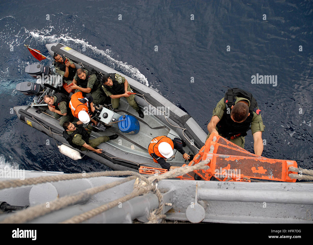 060608-N-2651J-086-Mittelmeer (8. Juni 2006) - marokkanische Maritime Interdiction operatives Team steigen Sie hinab in ein Festrumpf-Schlauchboot (RHIB) von USS Simpson (FFG 56) während eines Bohrers Maritime Interdiction Betrieb (MIO). Simpson und die MIO-Team werden derzeit zur Teilnahme an einer multinationalen Übung kombiniert mit nordafrikanischen und europäischen Kräfte während des Trainings Phoenix zum Ausdruck bringen. Die Übung wird US und Verbündete Kräfte bieten Gelegenheit zur Teilnahme an vielfältigen maritimen Trainingsszenarien helfen zur maritimen Bereich Sensibilisierung und Stärkung der Schwellen- und endu Stockfoto