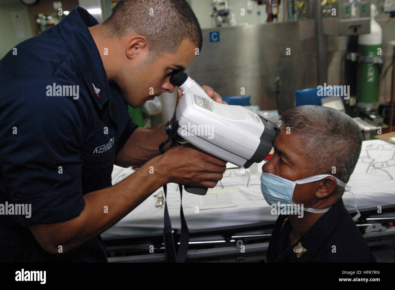 060615-N-3153C-006 Tawi Tawi, Philippinen (15. Juni 2006) - Navy Hospital Corpsman 3. Klasse Jeffrey Kennedy von Yucaipa, Kalifornien, ein Mitglied der medizinischen Behandlung-Einrichtung an Bord der US Military Sealift Command (MSC) Krankenhaus Schiff USNS Mercy (T-AH 19), untersucht ein Werteintervalls Augen während einer medizinischen und zahnmedizinischen Civil Action-Projekt. Die medizinische Crew an Bord der Barmherzigkeit wird allgemein und Augenheilkunde Chirurgie grundlegende medizinische Abklärung und Behandlung, Präventivmedizin Behandlung, zahnärztliche Vorführungen und Behandlung, Optometrie Vorführungen, Brillen Verteilung, öffentliche Gesundheit Ausbildung und Veterinärdienste bieten. Stockfoto