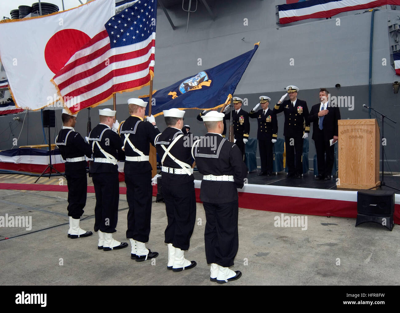 061212-N-2716P-004 Yokosuka, Japan (12. Dezember 2006) Ð zugewiesen die Ehrengarde, USS Stethem (DDG-63) Paraden die Farben während der Änderung der Befehl Zeremonie an Bord Naval base Yokosuka. Kommandant Paul J. Lyons entlastet CMdR Robert P. Gonzales als Kommandierender Offizier der Stethem. Foto: U.S. Navy Mass Communication Specialist 1. Klasse Paul J. Phelps (freigegeben) US Navy 061212-N-2716P-004 der Ehrengarde, USS Stethem (DDG-63) Paraden zugewiesen die Farben während der Änderung der Befehl Zeremonie an Bord Naval base Yokosuka Stockfoto