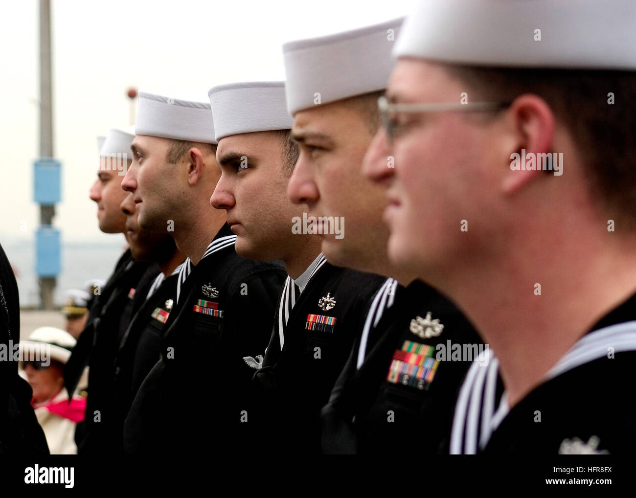 061212-N-2716P-011 Yokosuka, Japan (12. Dezember 2006) Ð Segler zugewiesen geführte Flugkörper Zerstörer USS Stethem (DDG-63) stehen in Reihen während Stethems Änderung der Befehl Zeremonie. Commander Robert P. Gonzales wurde von CMdR Paul J. Lyons als Stethems Kommandierender Offizier entlastet. Foto: U.S. Navy Mass Communication Specialist 1. Klasse Paul J. Phelps (freigegeben) US-061212-N-2716P-011 Marineseeleute zugewiesen geführte Flugkörper Zerstörer USS Stethem (DDG-63) stehen in Reihen während Stethems Änderung der Befehl Zeremonie Stockfoto