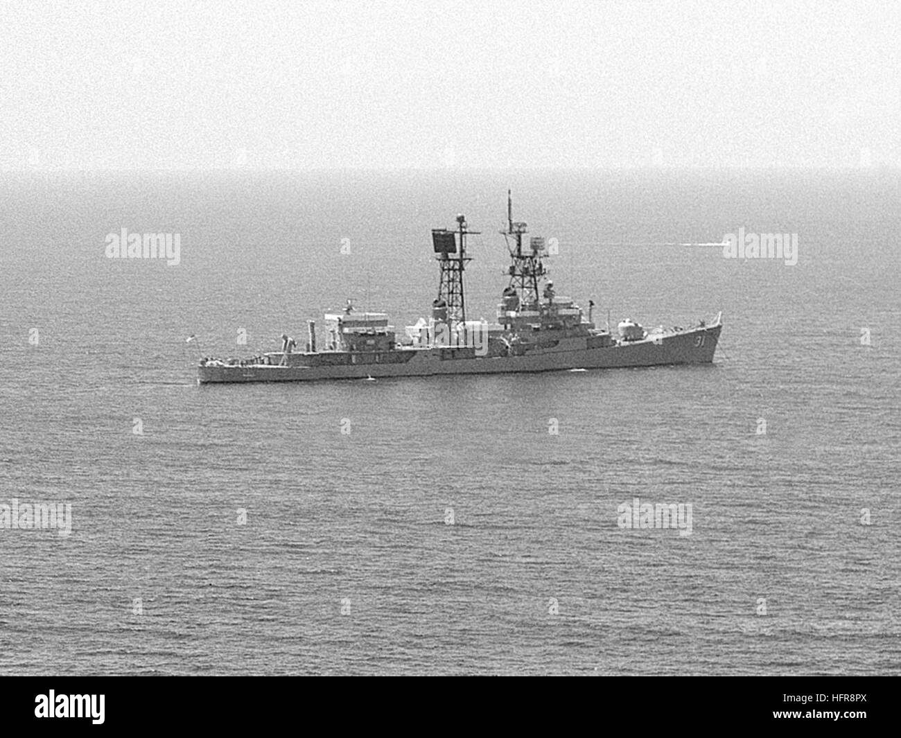 Ein Überblick über Antenne Steuerbord Viertel der Lenkwaffen-Kreuzer USS HALSEY (CG-23) verankert vor der Küste von Süd-Kalifornien.  Der Lenkwaffenzerstörer USS DECATUR (DDG-31) ist im Hintergrund sichtbar. USS Decatur (DDG-31) vor Anker im Jahr 1976 Stockfoto