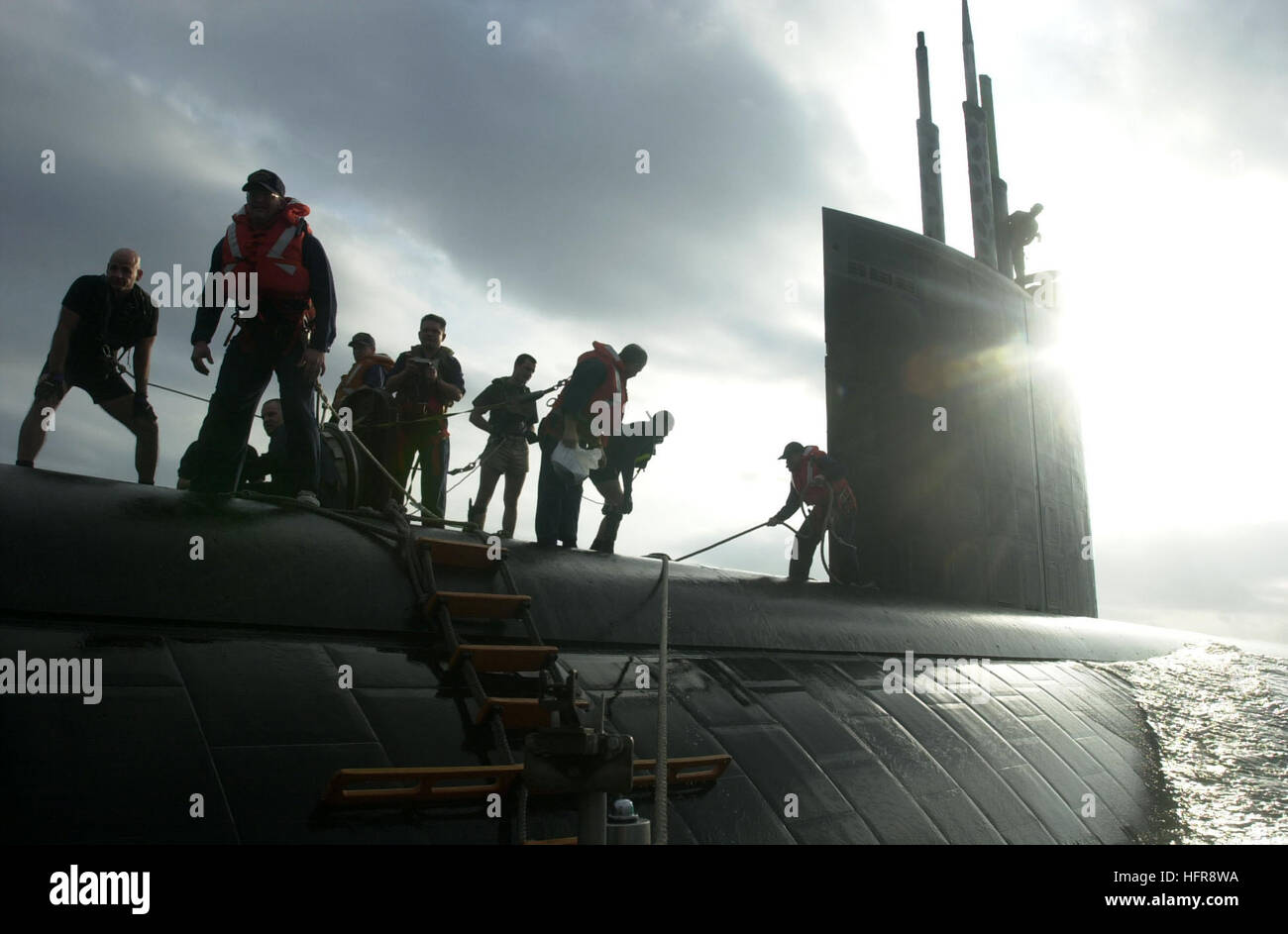 020113-N-6520M-013 auf hoher See an Bord USS Lake Champlain (CG-57) 13. Januar 2002--warten Besatzungsmitglieder auf USS Greenville (SSN-772) für USS Lake Champlain steifen Rumpf aufblasbaren Boot (RHIB) in Position zu manövrieren, so dass sie Lieferungen und Personal zu entladen.  USS Greenville taucht um Nahrung, Versorgungsmaterialien und Personal von Champlain zu erhalten.  USS Lake Champlain und USS Greenville patrouillieren beide Meere Operation Enduring Freedom.  US Navy, Foto von Fotografen Paaren 1. Klasse (AW/SW) Greg Messier. USS Greeneville (SSN-772) transfer Stockfoto