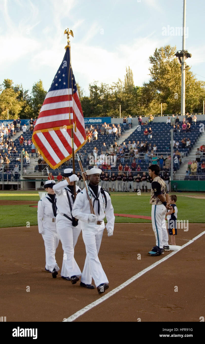 060819-N-3390M-022 Everett, Washington (19. August 2006) Ð der Naval Station Everett Color Guard Team Märsche aus Everett Memorial Stadium-Baseball-Feld am Ende der Nationalhymne. Everett Aqua Sox, die Single-A professionelle Baseball-Tochtergesellschaft der Seattle Mariners, zeigte seine Unterstützung für Amerikas Service-Mitglieder durch die Veranstaltung von Military Appreciation Night im Memorial Stadium in Everett. Die Feier von Memorial Stadium Personal- und Aqua Sox Beamte bedankte sich bei militärischen Teammitglieder für ihre Dienste durch die Förderung der Truppe Unterstützung und als Hommage an die US-Streitkräfte. US Navy Stockfoto