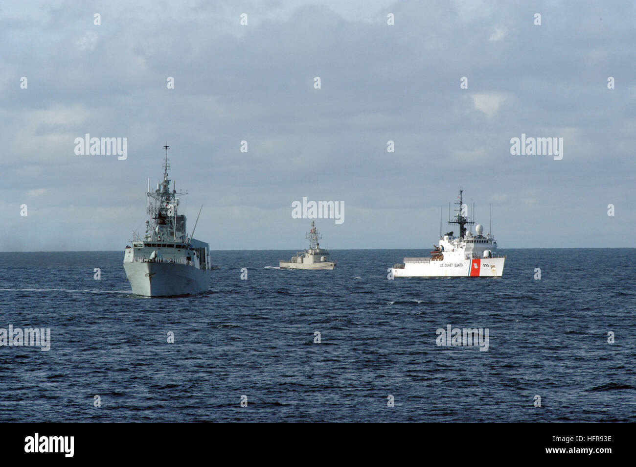 070831-N-7029R-037 Pazifik (31. August 2007) – versenden von links, kanadische Schiff HMCS Regina (FFH-334), peruanische BAP Sanchez AAS (26 CM) und US Coast Guard Cutter USCGC Thetis (WMEC 910) Dampf in Formation für eine Foto-Übung während PANAMAX 2007. PANAMAX 2007 ist eine gemeinsame und multinationalen Übung zugeschnitten auf die Verteidigung des Panama-Kanals mit zivilen und militärischen Kräfte aus der Region. US Navy Foto von Mass Communication Specialist 2. Klasse Alexia M. Riveracorrea (freigegeben)-US-Marine 070831-N-7029R-037 von links, kanadische Schiff HMCS Regina (FFH-334), peruanische Schiff BAP S Stockfoto