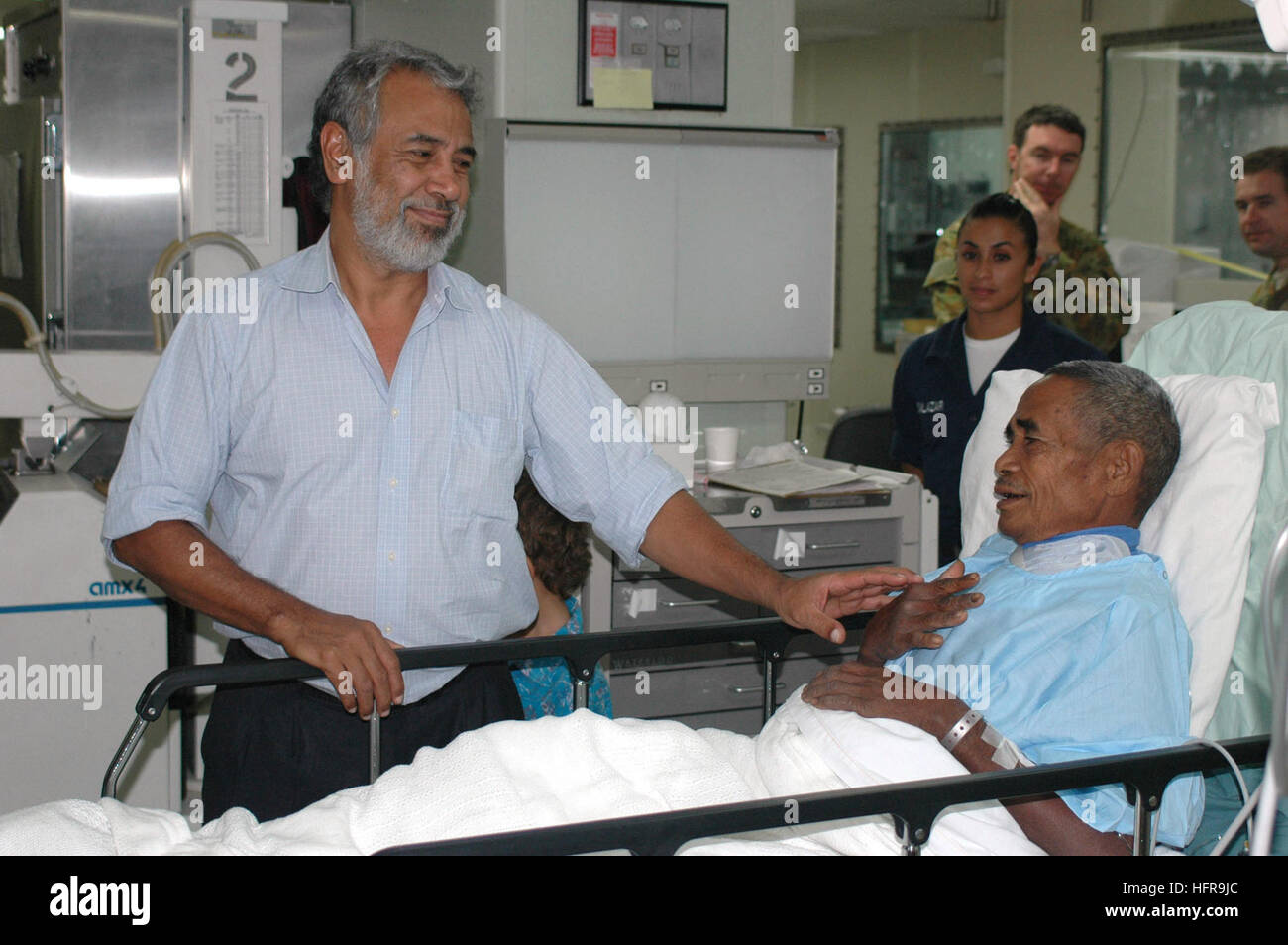 060830-N-9076B-269 Dili, Osttimor (30. August 2006) - Präsident der Demokratischen Republik Timor Leste, Xanana Gusmao, Besuche mit einem Patienten auf der Intensivstation an Bord das Military Sealift Command (MSC) Krankenhaus Schiff USNS Mercy (T-AH 19), bei einem Rundgang durch das Schiff. Barmherzigkeit ist vor der Küste humanitärer, medizinischer und bürgerlichen Hilfestellung für Dili Einwohner verankert. Barmherzigkeit ist im vierten Monat von ihrem fünfmonatigen humanitäre und politische Unterstützung Bereitstellung in Süd- und Südostasien, wo ihre Mannschaft hat bereits Tausende von Menschen behandelt. Mercy Mission wird von Freiwilligen durchgeführt Stockfoto