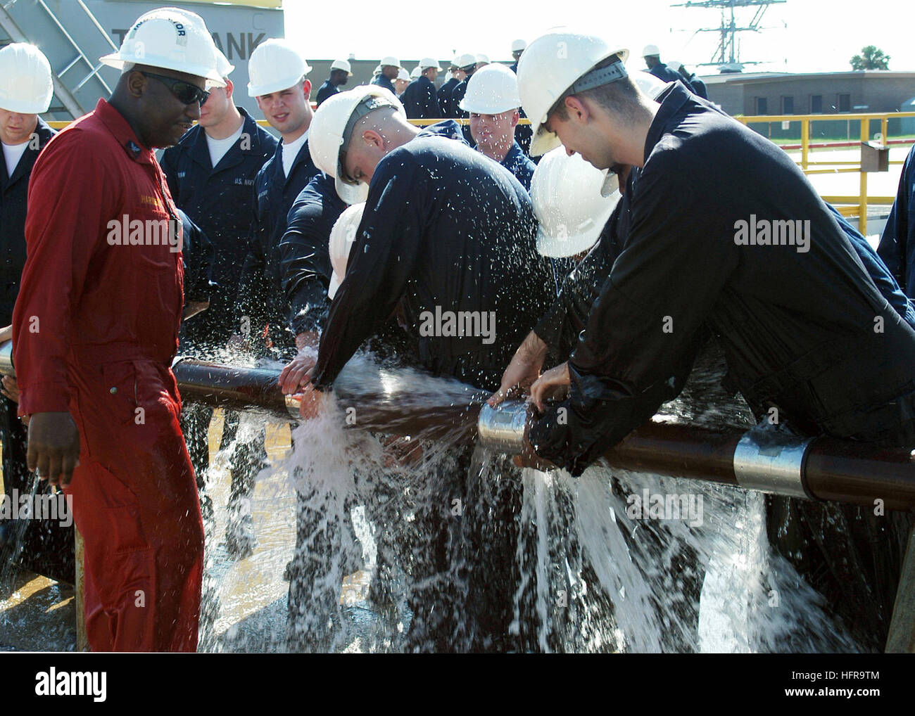 Mayport 060906-N-8257O-026, Fla (6. September 2006) - Schäden Controlman 1. Klasse Petty Officer Derrick Harney hilft seinen Schülern bei der Reparatur einer gebrochenen Pipeline während die Hände auf Patch Training Teil der Schadensbegrenzung nasse Trainer. Die Tages-Klasse bietet Ausbildung in grundlegende Schadensbegrenzung für Studenten in verschiedenen Programmen sowie hinsichtlich Personal von Flotte und Reserve-Einheiten. Foto: U.S. Navy Mass Communication Specialist 2. Klasse Denise Ordonez (freigegeben) US Navy 060906-N-8257O-026 Schaden Controlman 1. Klasse Petty Officer Derrick Harney hilft seinen Schülern bei der Reparatur eines gebrochenen Pipel Stockfoto