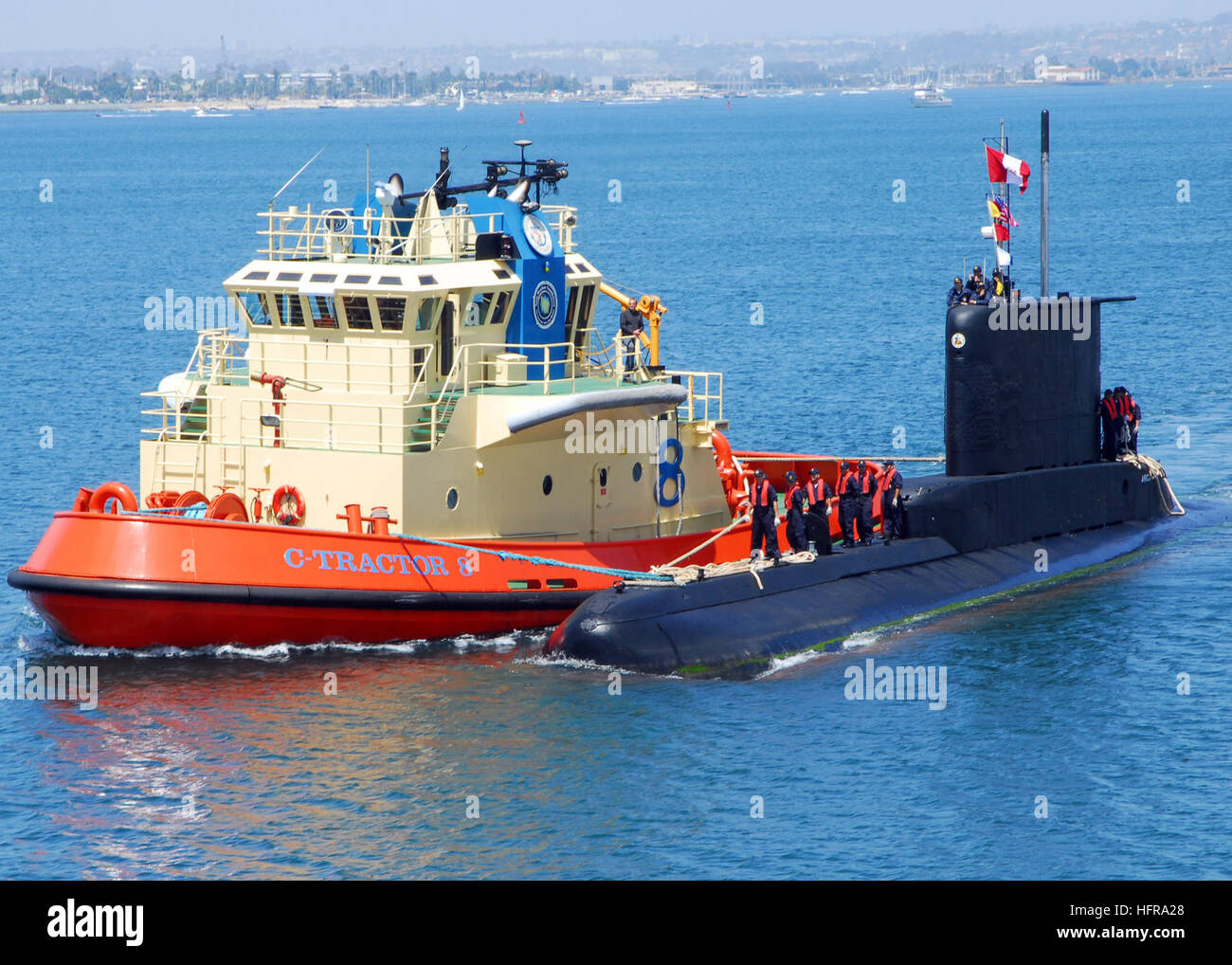 090430-N-5911S-046 SAN DIEGO (30. April 2009) die peruanische Marine u-Boot-BAP Arica (SS-36) bereitet sich auf eine Pier am Naval Submarine Base Point Loma festmachen. Arica ist das erste peruanische u-Boot in San Diego Bucht ziehen und beteiligt sich Diesel-elektrische u-Boot-Initiative (DESI) Programm. Das DESI-Programm ist ein US-Marine-Partnerschaft mit südamerikanischen Ländern und unterstützt ihre Diesel-elektrische u-Boot-Operationen und Flotte Bereitschaft Veranstaltungen Betriebsbereiche aus den USA Ost und Westküste. DESI teilnehmenden Partnern gehören Brasilien, Kolumbien, Peru und Chilie. (U.S. Navy Photo von Mas Stockfoto