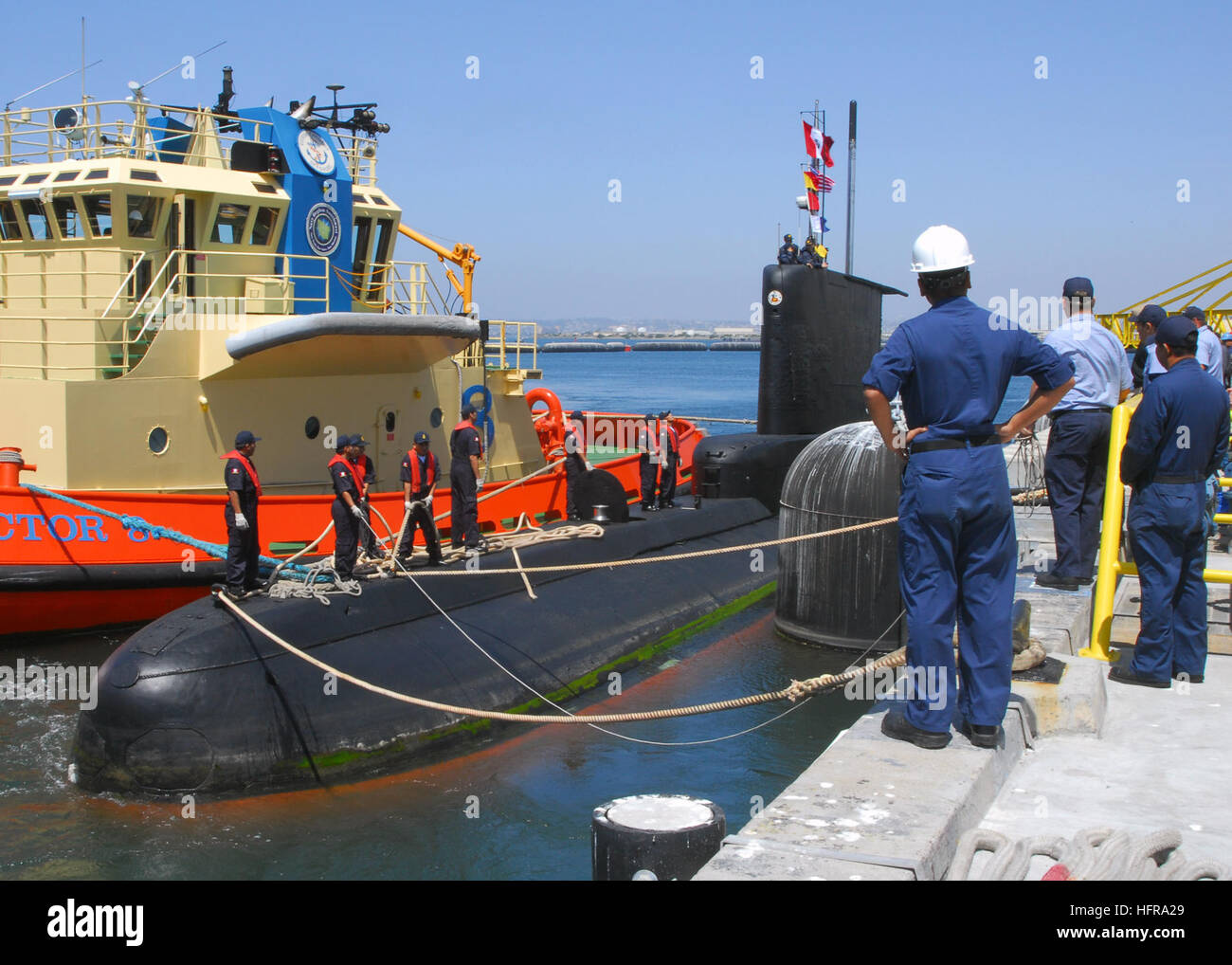 090430-N-5911S-031 SAN DIEGO (30. April 2009) Segler blicken auf als der erste peruanische Marine u-Boot-BAP Arica (SS-36), eine Pier am Naval Submarine Base Point Loma moors. Arica ist das erste peruanische u-Boot in San Diego Bucht ziehen und beteiligt sich an einer multinationalen, Anti-Submarine Kriegsführung Dreimonats-Übung genannt Diesel-elektrische u-Boot-Initiative (DESI). Das DESI-Programm ist ein US-Marine-Partnerschaft mit südamerikanischen Ländern und unterstützt ihre Diesel-elektrische u-Boot-Operationen und Flotte Bereitschaft Veranstaltungen Betriebsbereiche aus den USA Ost und Westküste. Teilnehmenden DESI Stockfoto