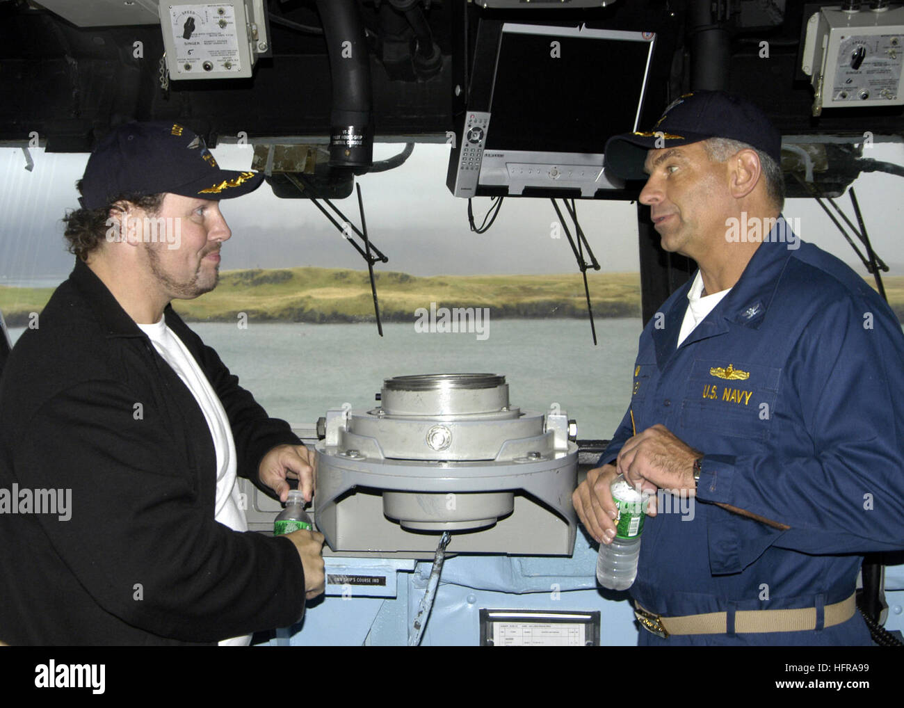 061014-N-0730W-099 Reykjavik, Island (14. Oktober 2006) - USS Wasp (LHD-1) Kommandierender Offizier Captain Michael Hawley erklärt den Prozess der laufenden Nachschub an vier Mal weltweit stärkste Mann Magnus Ver Magnusson während seines Besuchs in der Mehrzweck amphibischer Angriff Schiff. Wespe ist das erste Schiff der US Navy Island nach der Schließung der Naval Air Station in Keflavik zu besuchen. Foto: U.S. Navy Mass Communication Specialist 3. Klasse Sarah West (freigegeben) US Navy 061014-N-0730W-099 USS Wasp (LHD-1) Kommandierender Offizier Captain Michael Hawley erklärt den Prozess der laufenden Nachschub an F Stockfoto